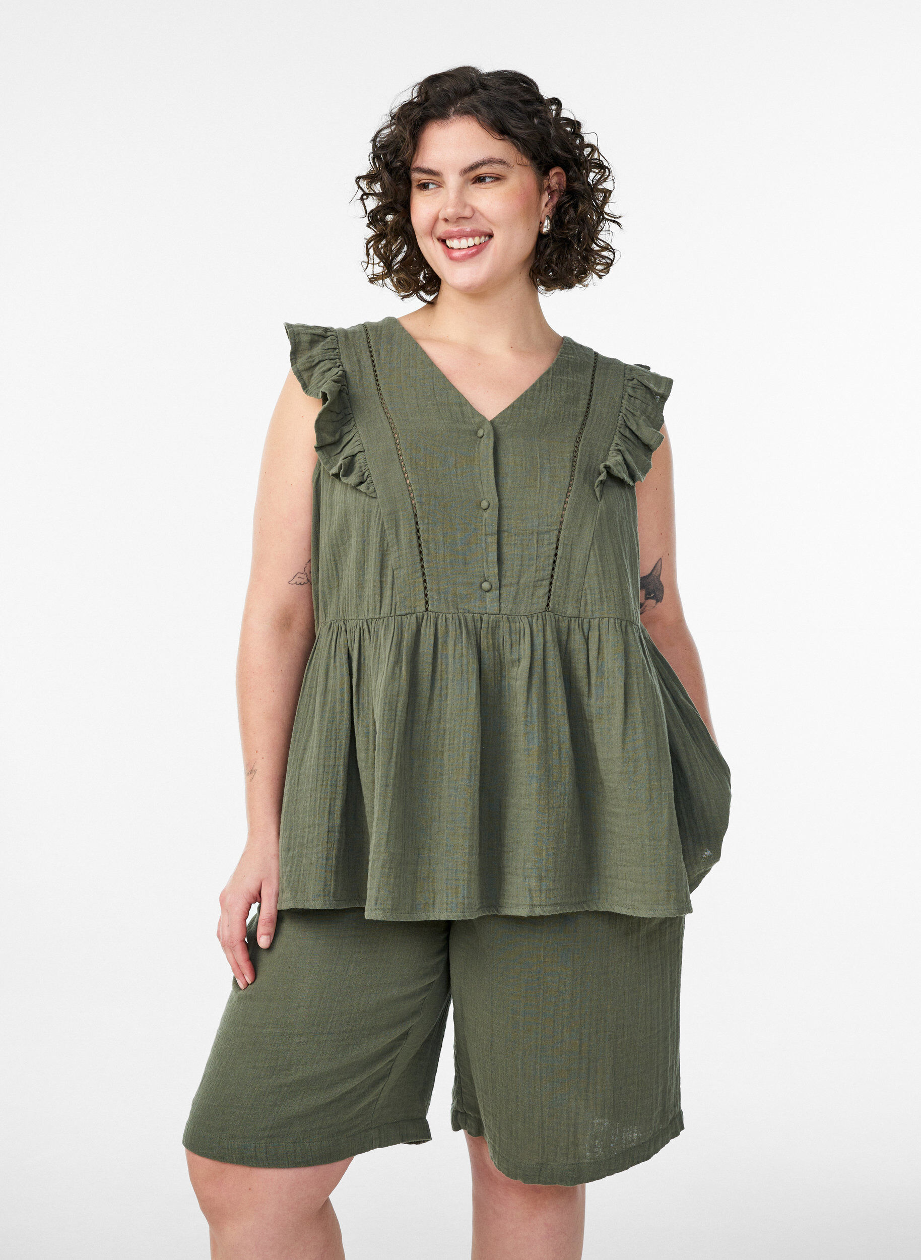 Loose cotton muslin shorts with a high waist, Green, Model