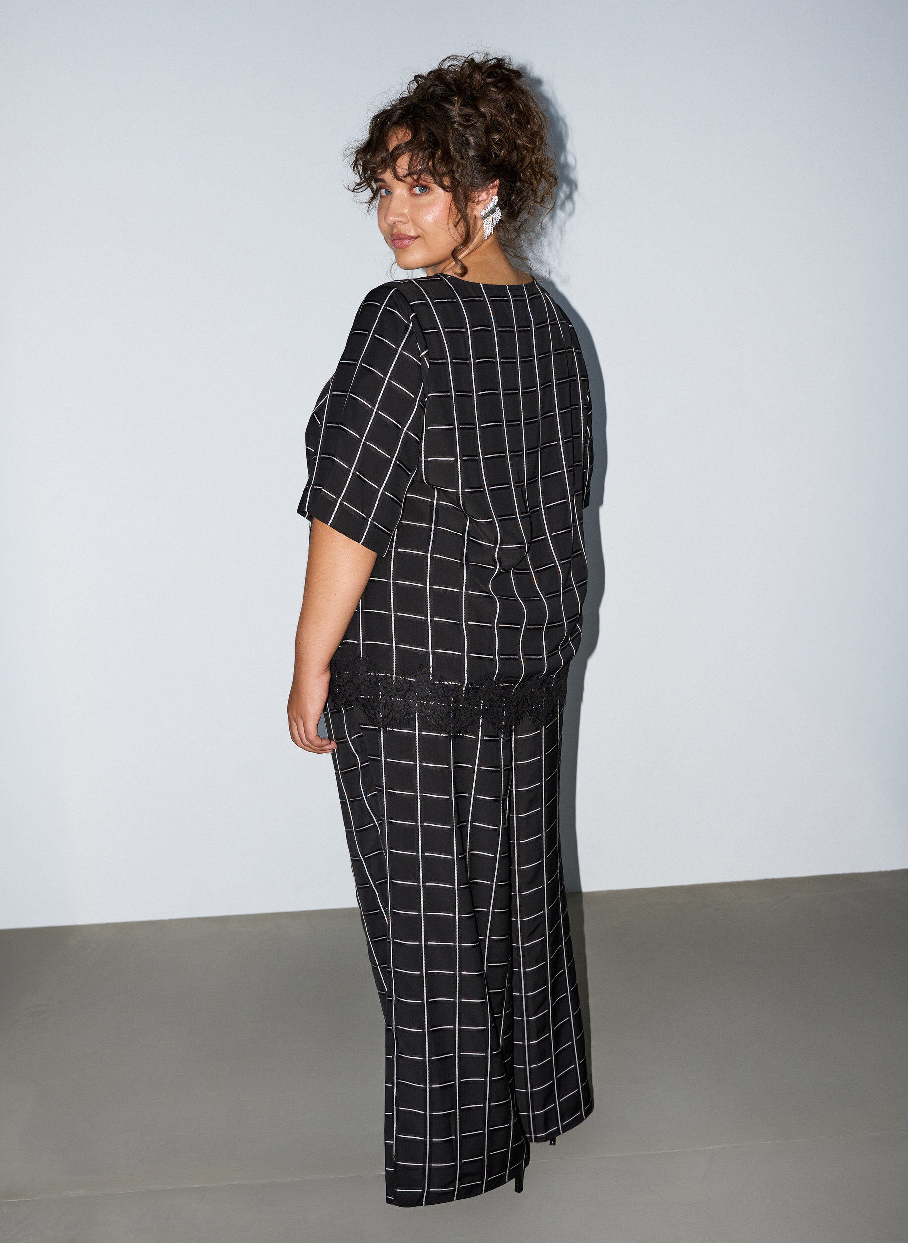 ZizzifashionChecked blouse with lace trim and elbow-length sleeves, Black, Model image number 2