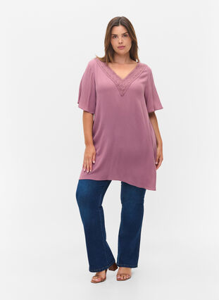 Short-sleeved viscose tunic with lace details, Grape Shake, Model image number 3
