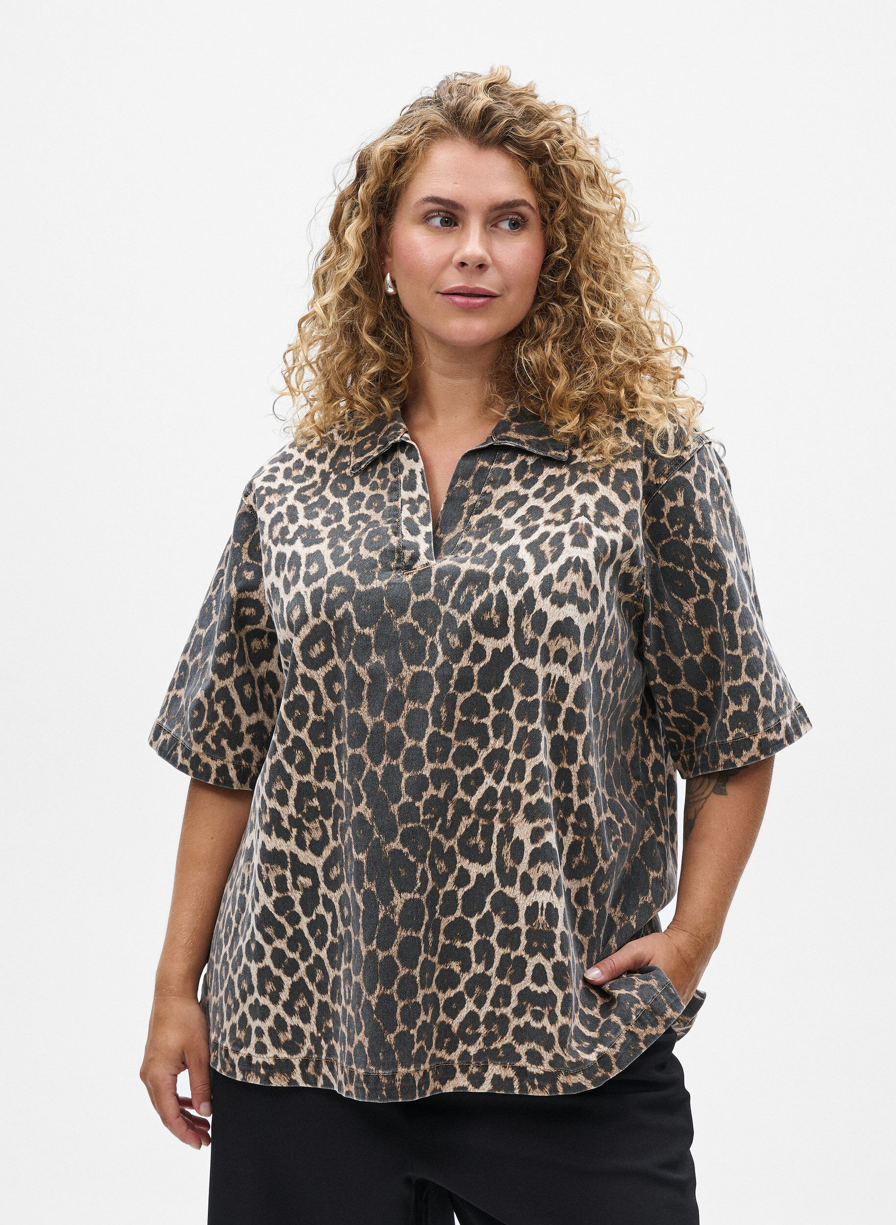 Leopard print denim blouse with collar and half sleeves, Brown, Model