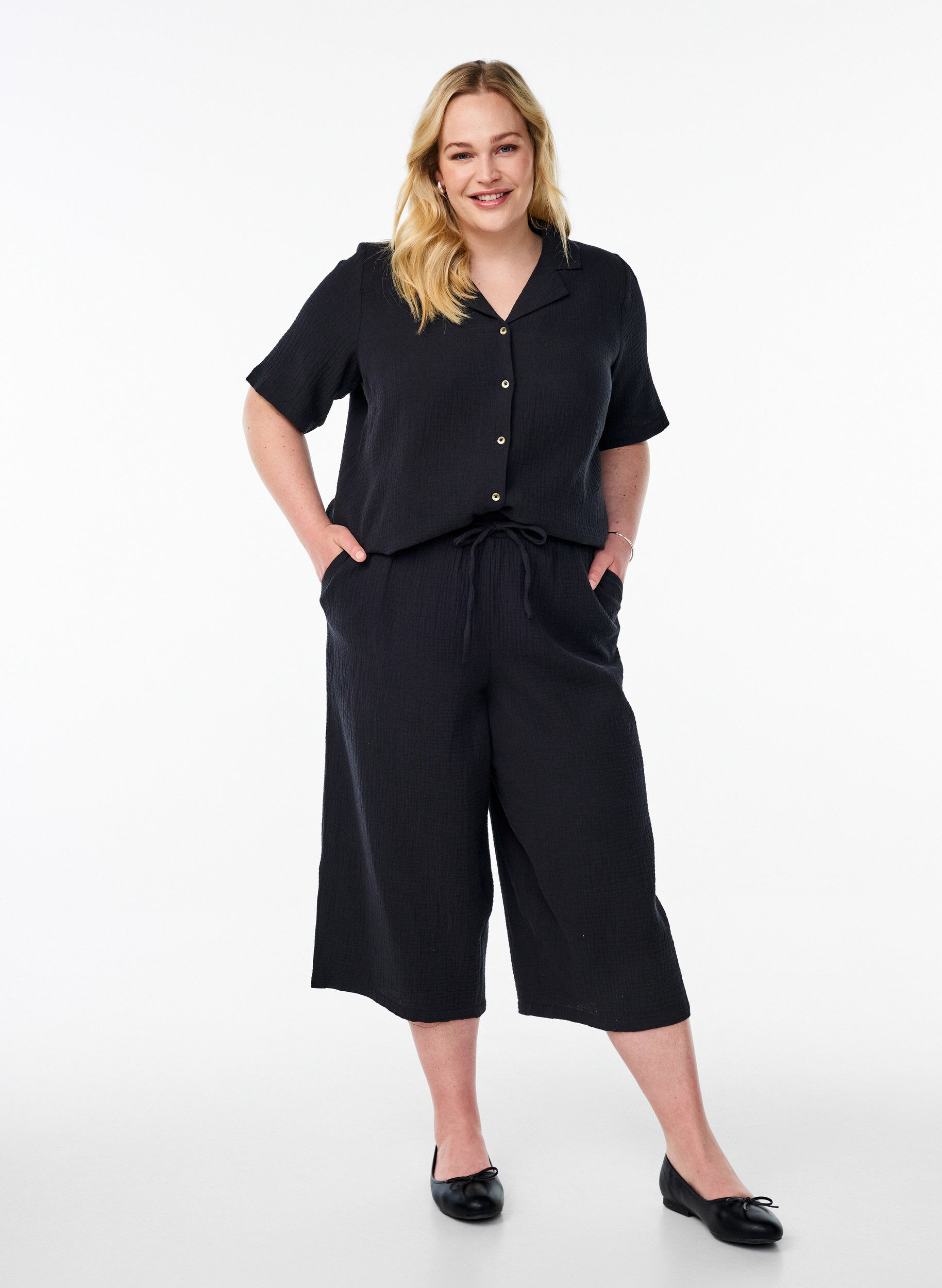 Culotte trousers with a high waist, Black, Model