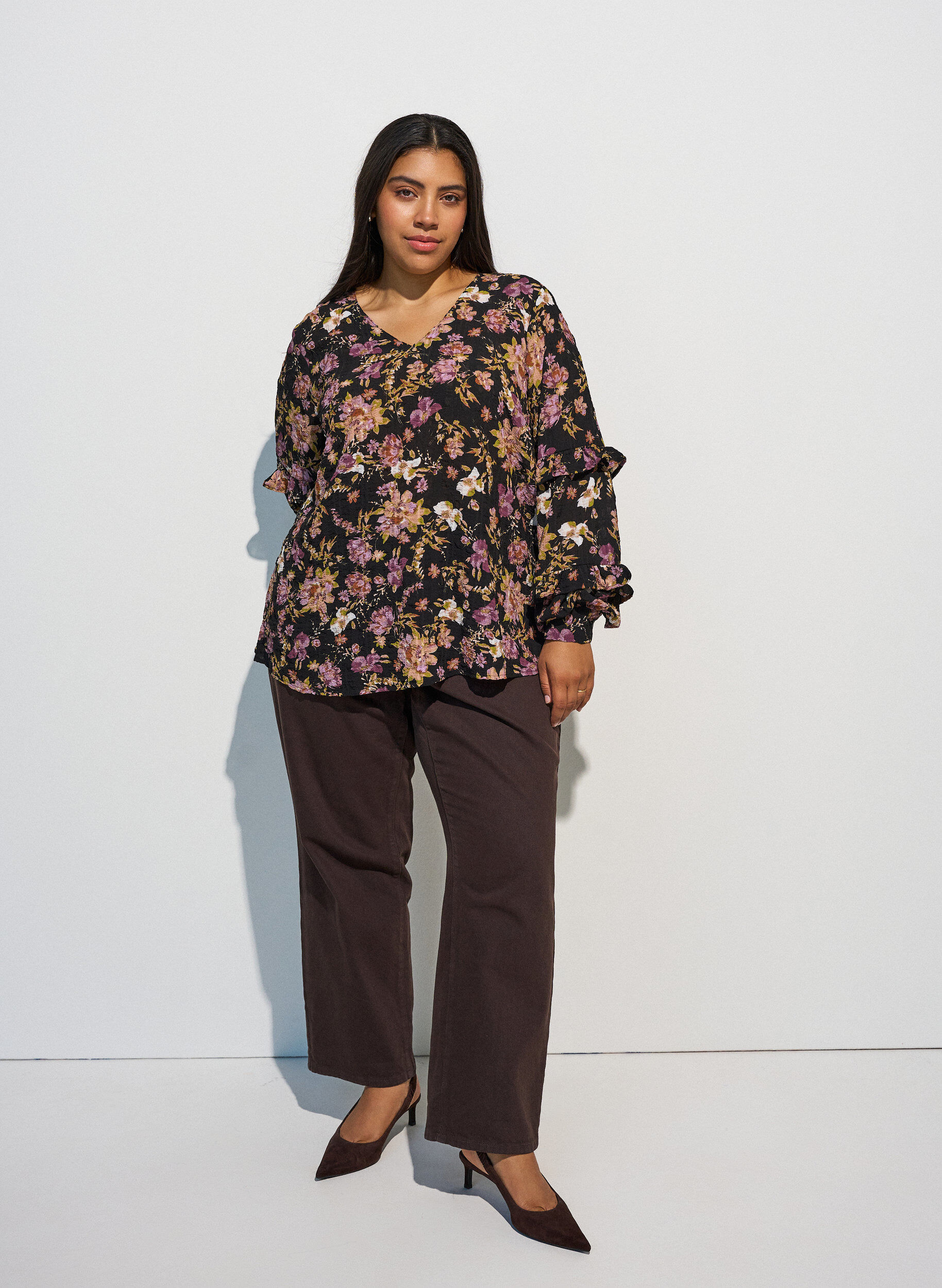ZizzifashionBlouse with floral print and ruffle details, Black, Model image number 1