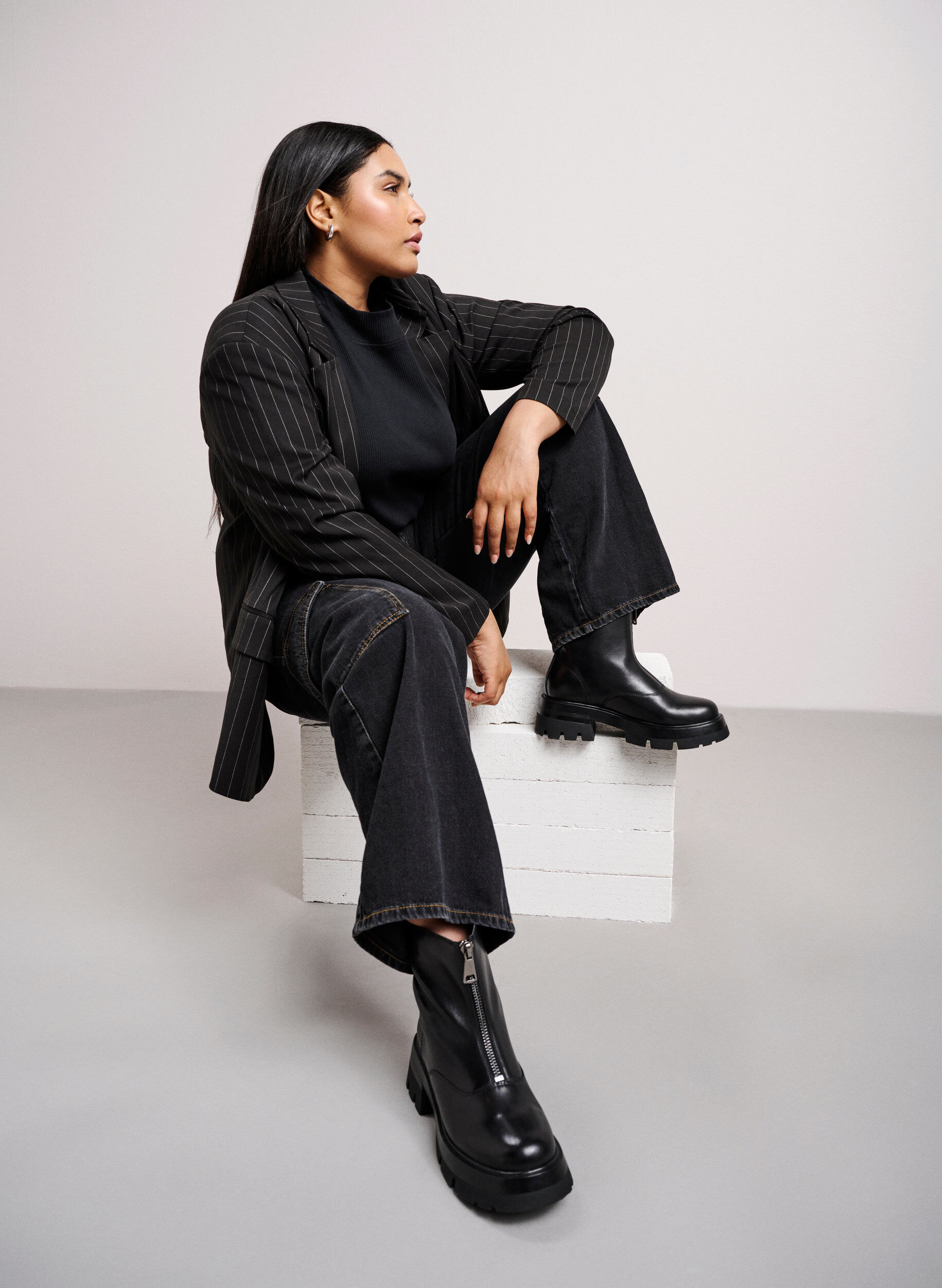 Zizzifashion Short wide fit leather boot with zipper, Black, Image image number 0