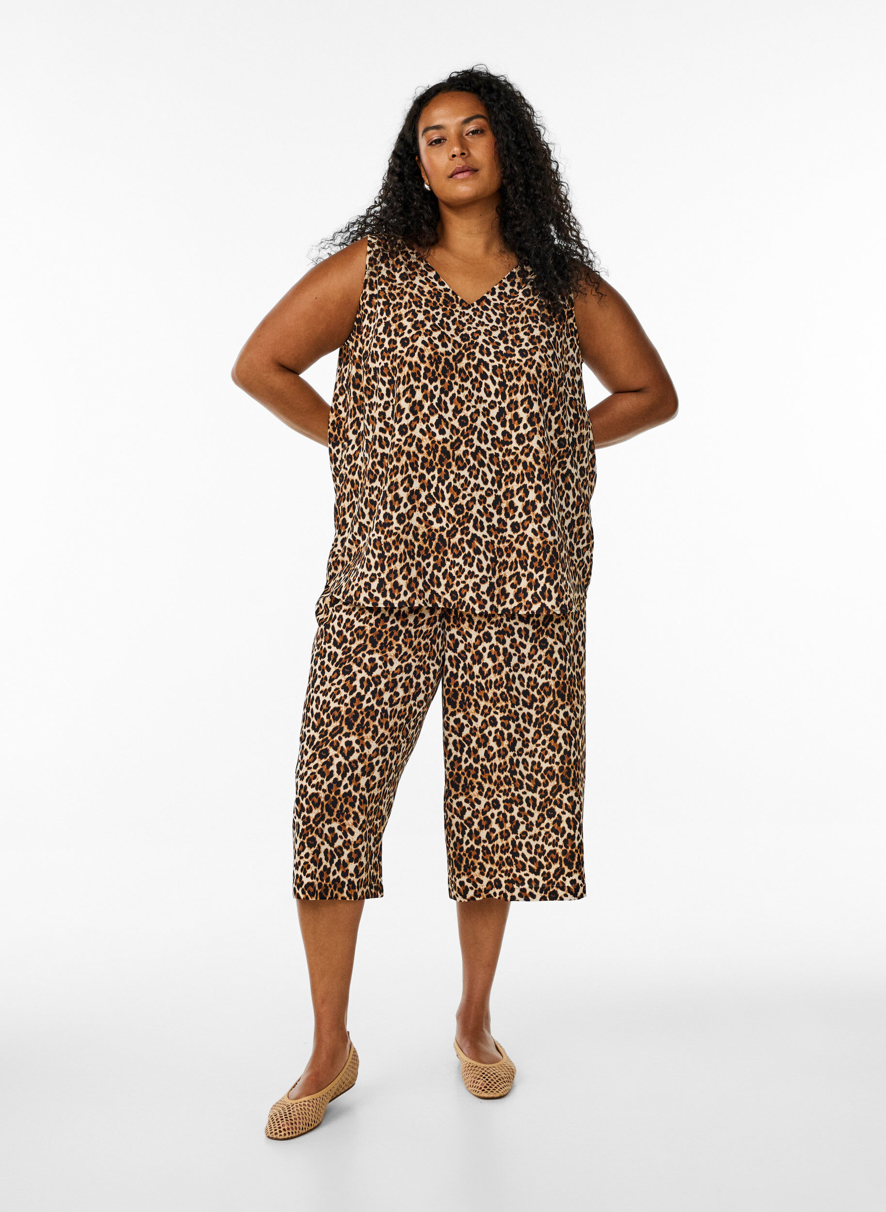 Zizzifashion Printed top with v-neck, Brown, Model image number 1