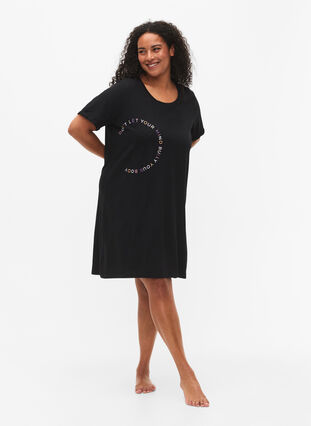Short-sleeved nightgown in organic cotton (GOTS), Black W. Don't, Model image number 2