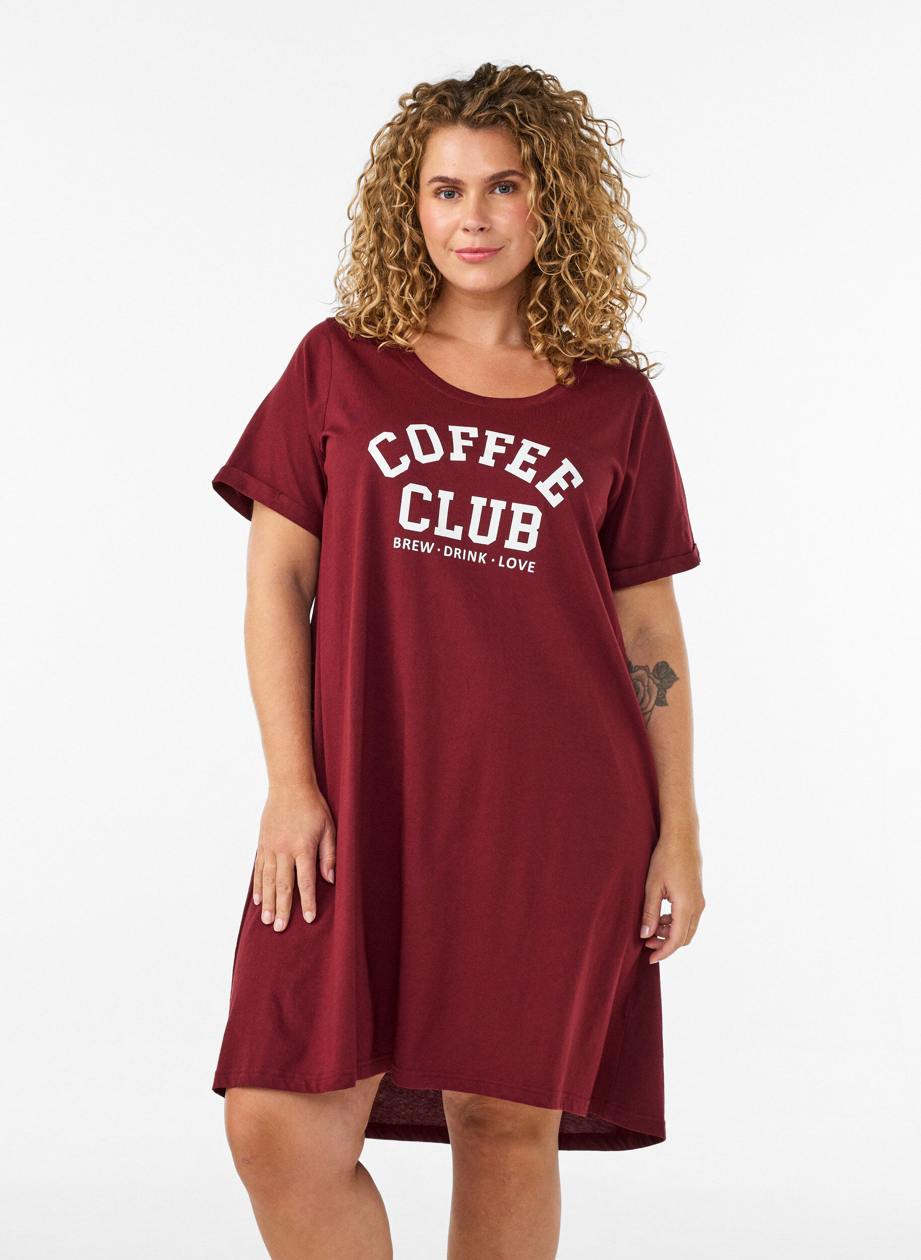 Short-sleeved nightgown in organic cotton, Dark Bordeaux, Model