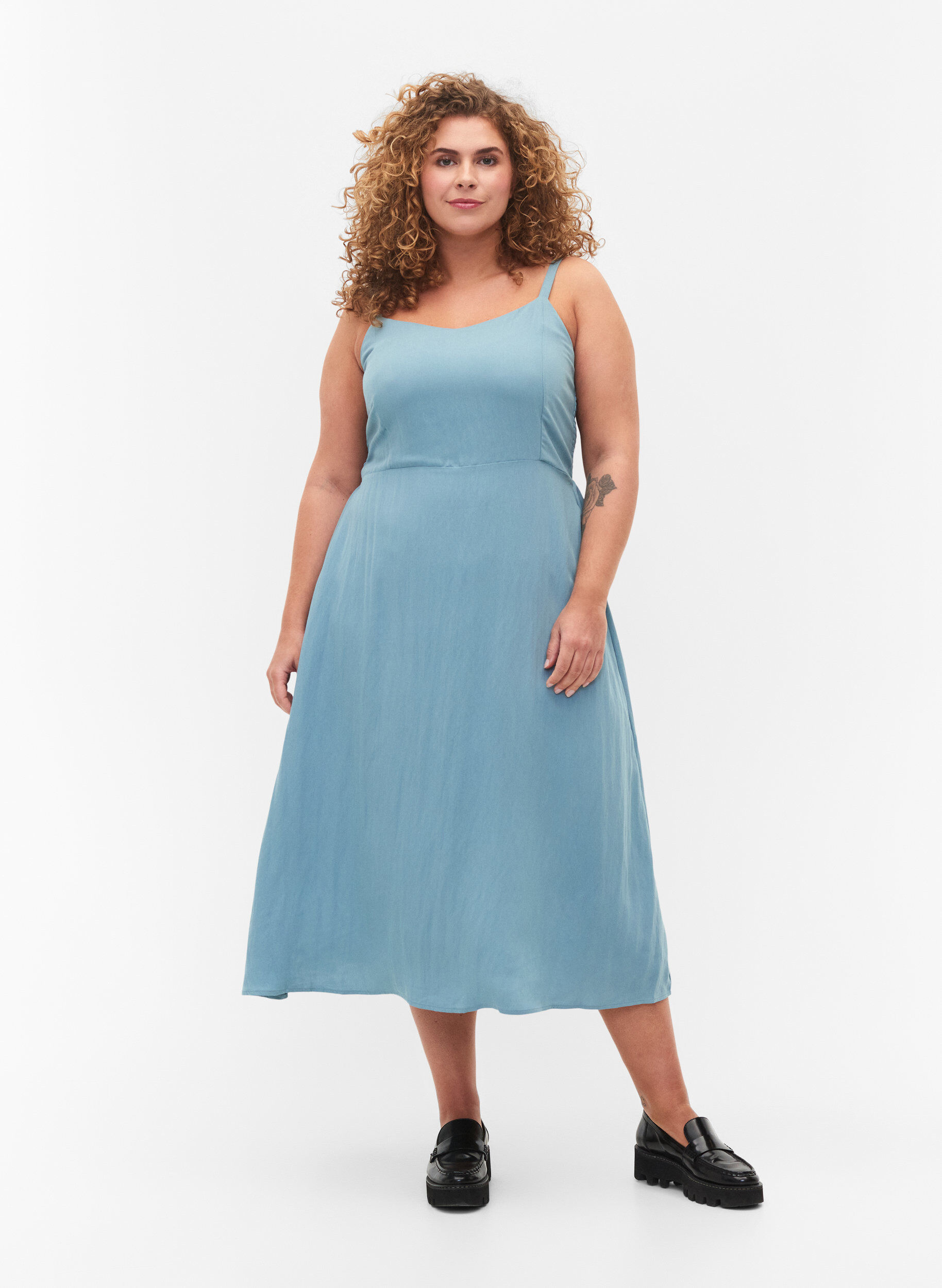 Zizzifashion Plain coloured viscose strap dress with smock, Smoke Blue, Model image number 0