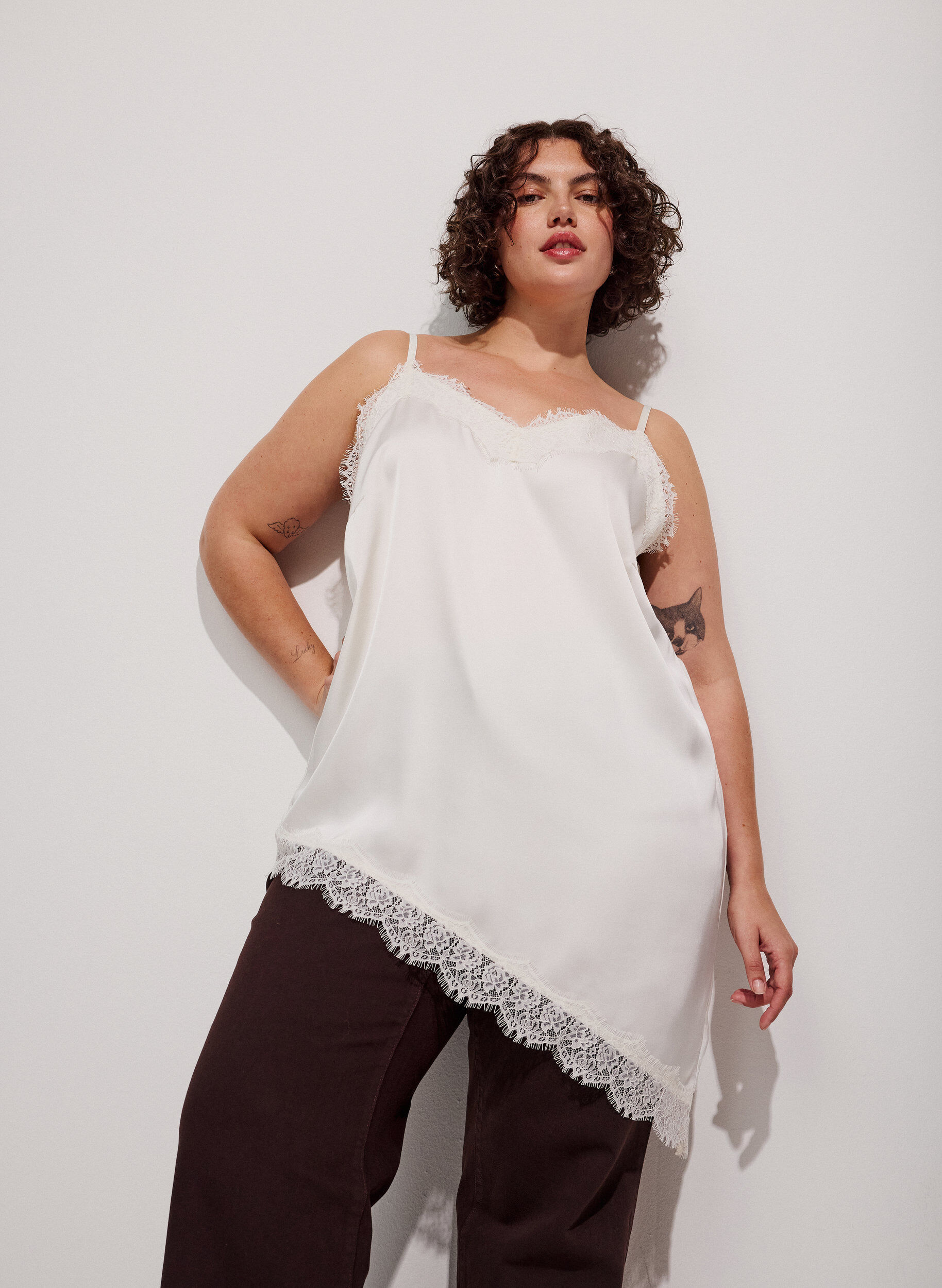 Strappy top with lace and an asymmetrical hem, Vanilla, Model