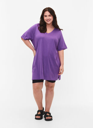 Single colour oversized t-shirt with v-neck, Deep Lavender, Model image number 2