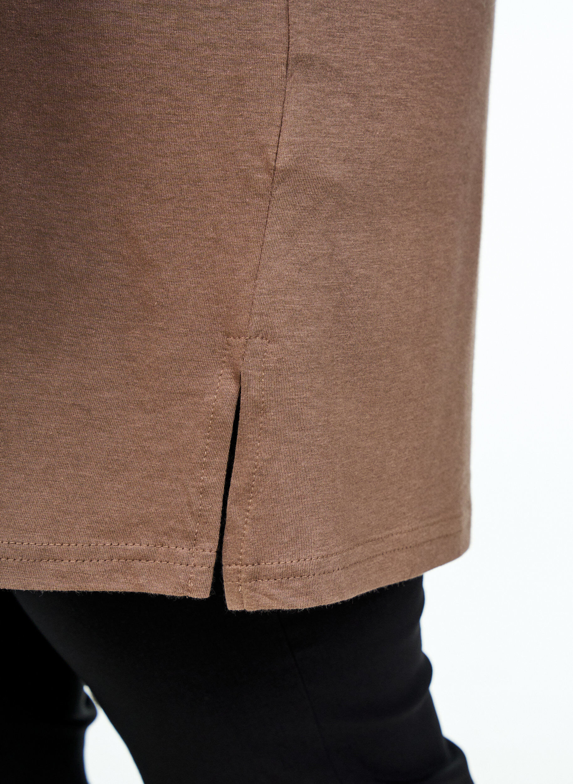 Zizzifashion Single colour oversized t-shirt with v-neck, Brown, Model image number 3