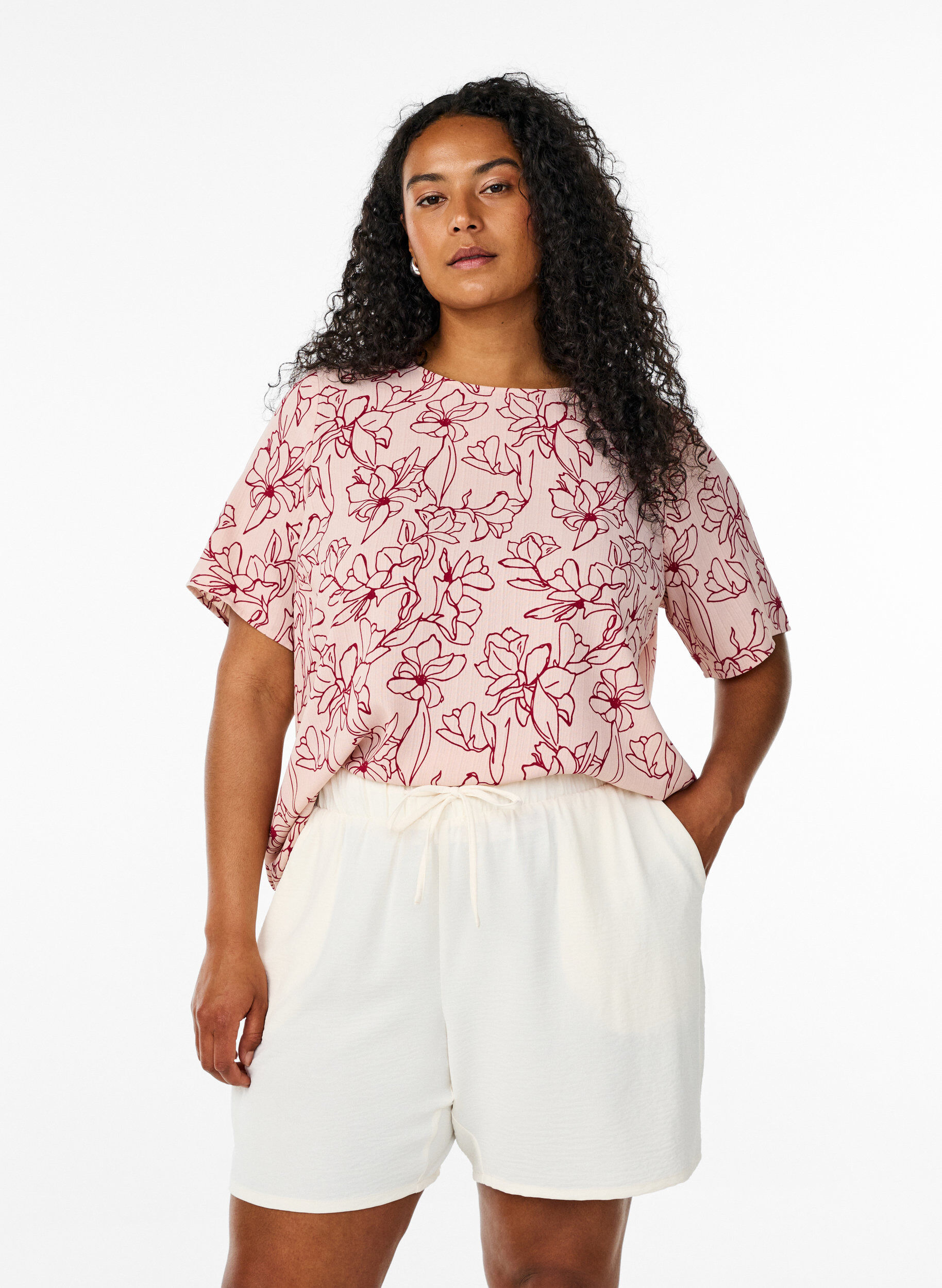 Shorts with pockets and elastic waistband, Vanilla, Model