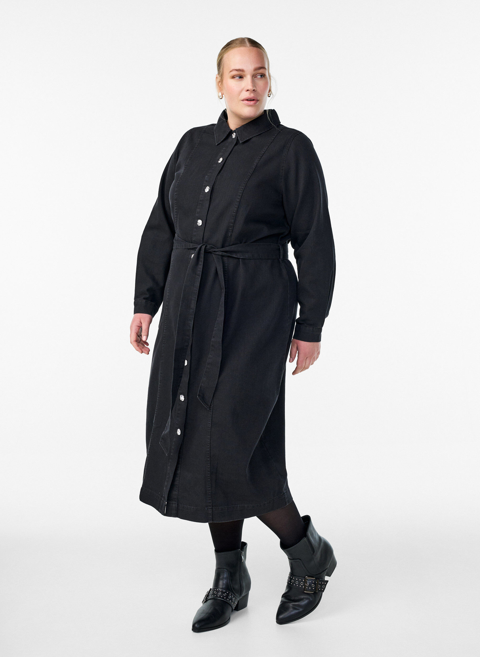 Denim midi dress with a belt and decorative buttons, Black, Model