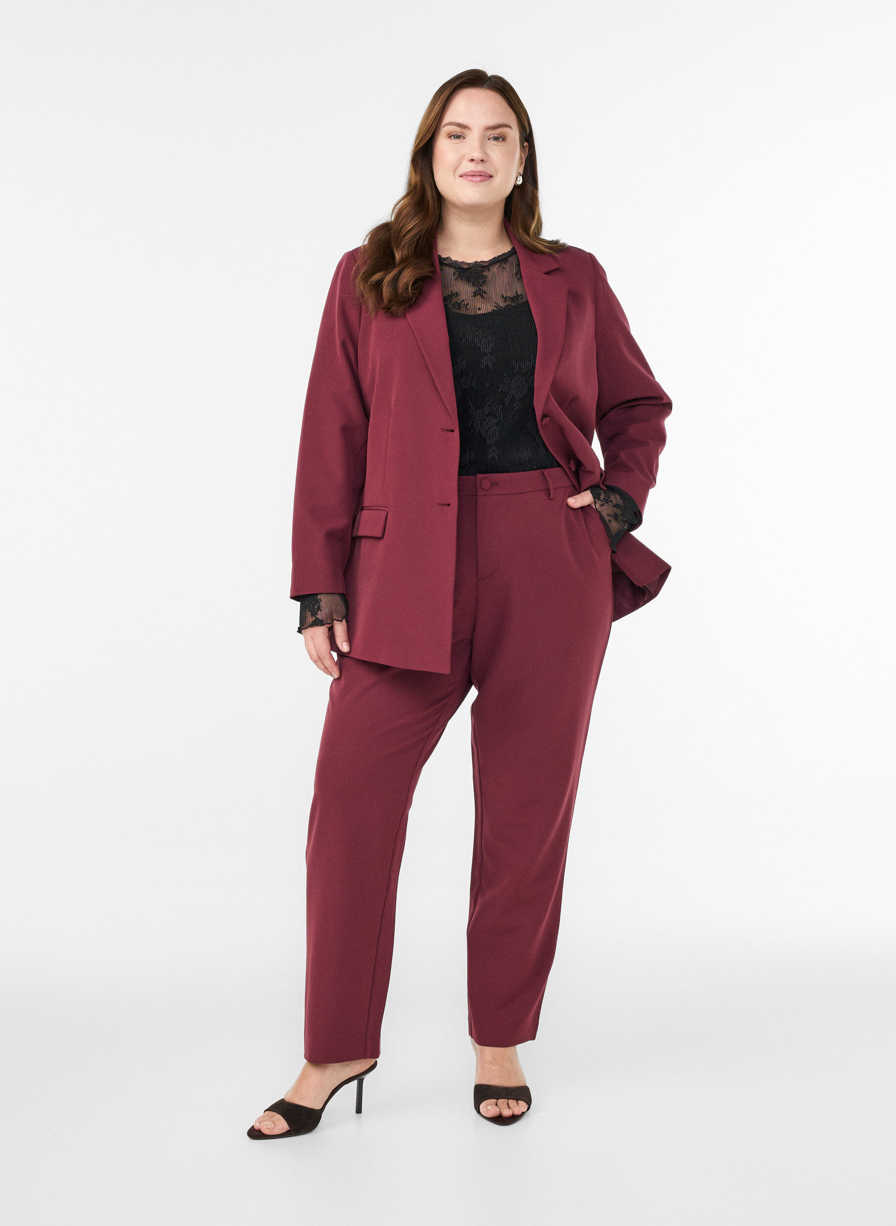 Trousers with pockets and straight legs, Red, Model