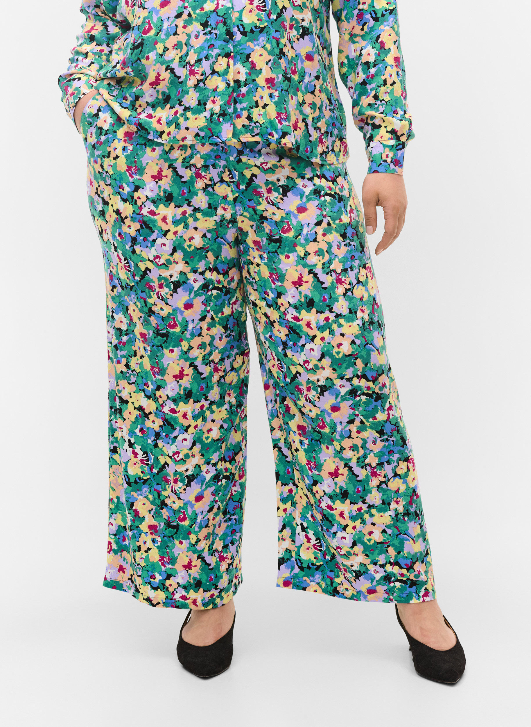 Zizzifashion Loose printed viscose trousers, Multi AOP, Model image number 2