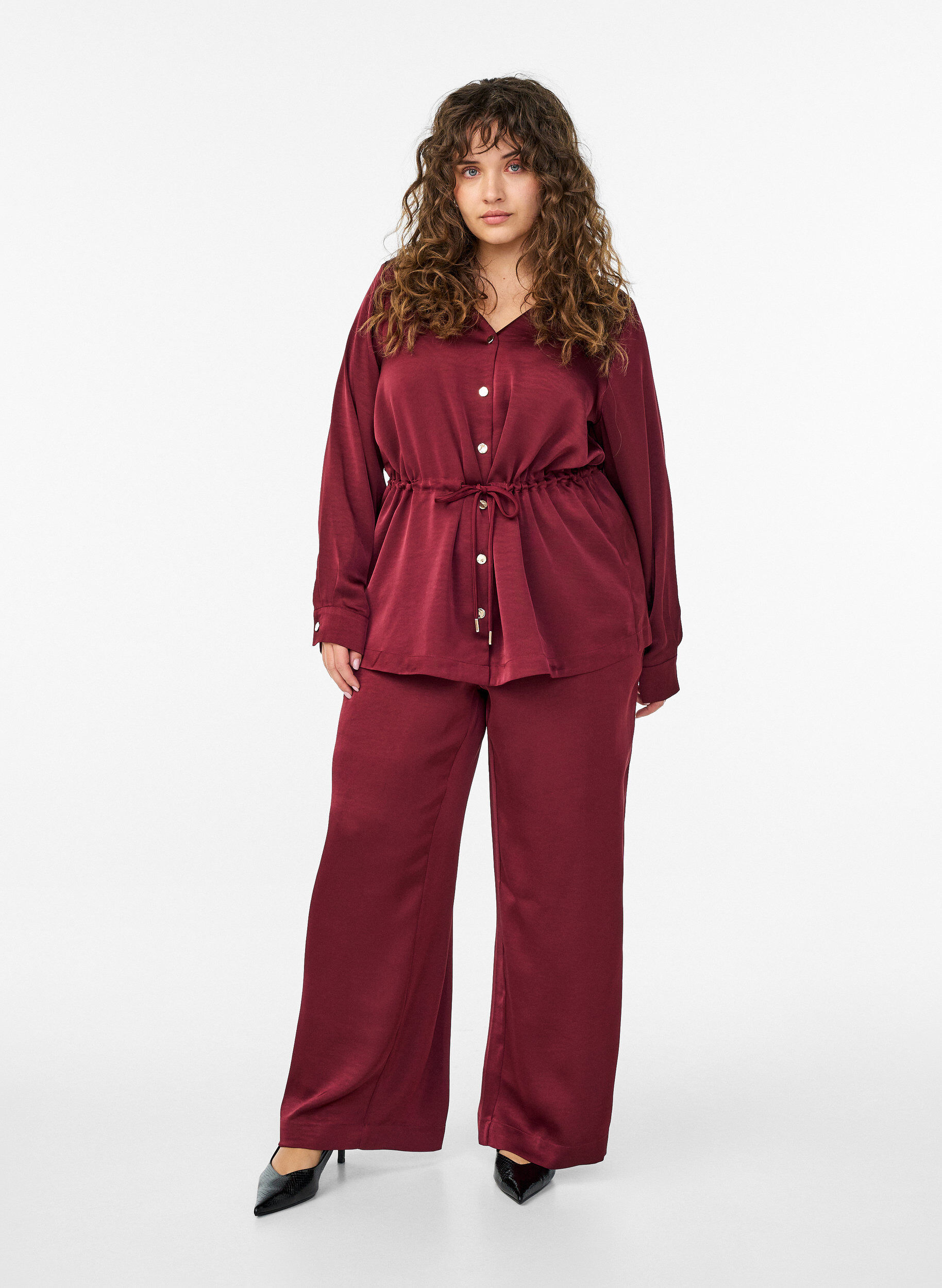 Satin-look trousers with a high waist and wide legs, Dark Bordeaux, Model