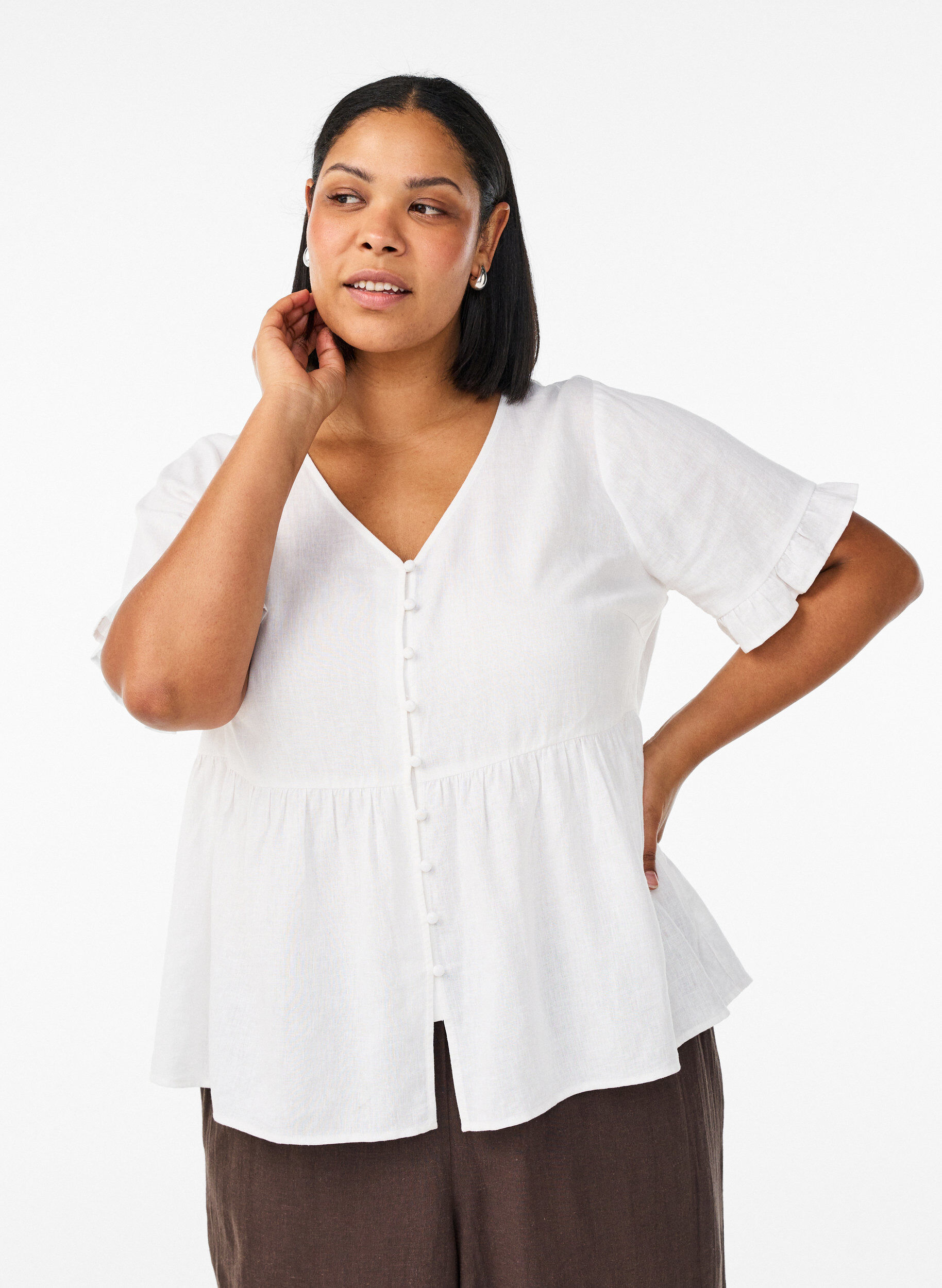 Blouse in linen and viscose with a V-neck and button fastening, White, Model