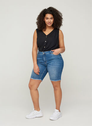 Close-fitting denim shorts with raw edges, Dark blue denim, Model image number 3