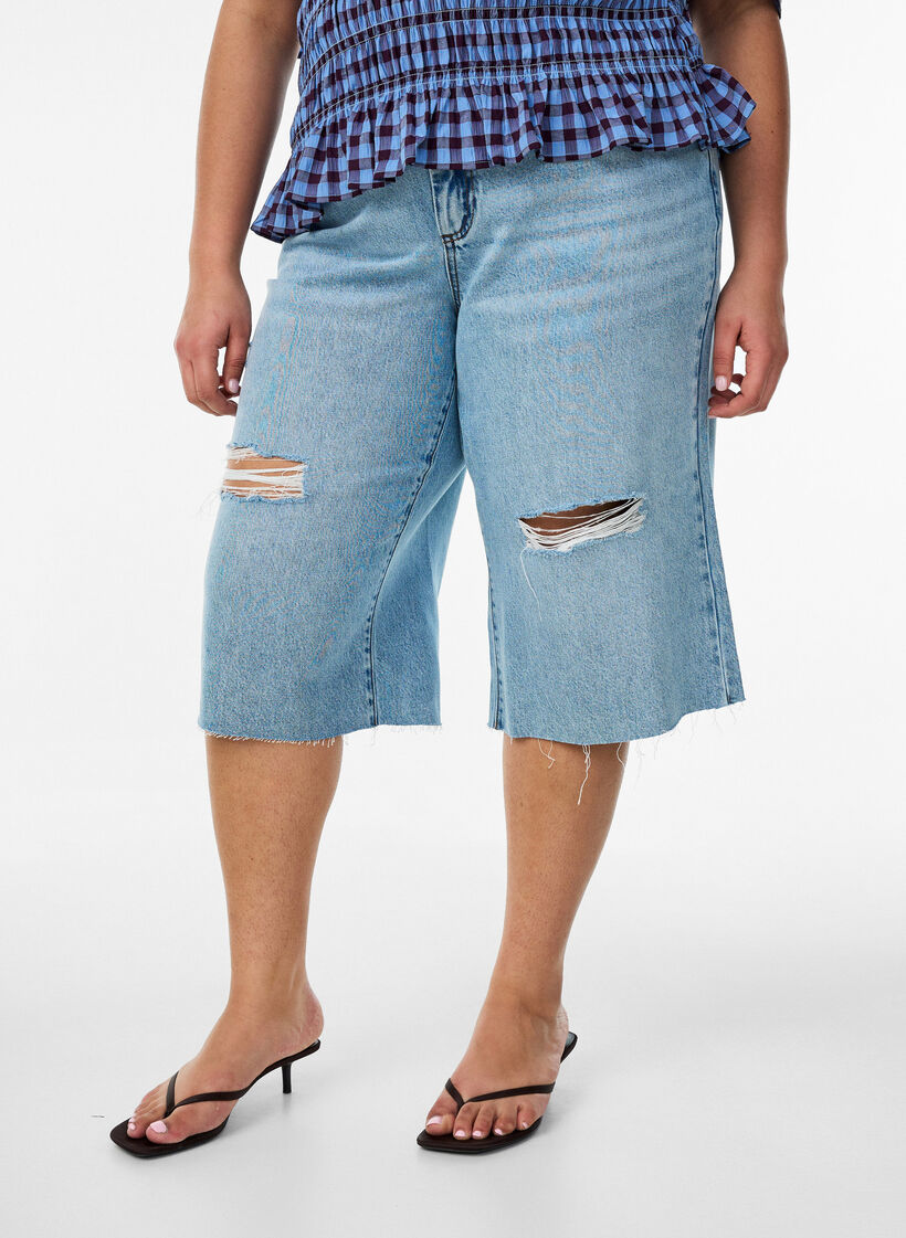 Cropped jeans with a distressed look and raw edges, Light Blue, Model