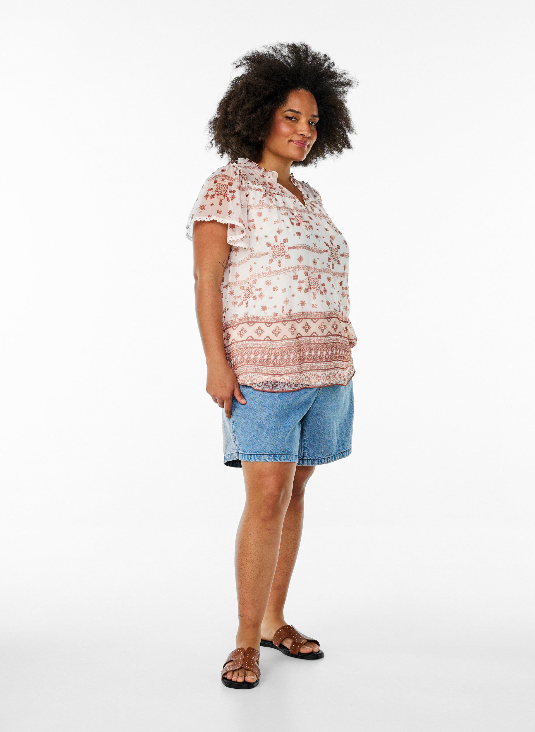 Zizzifashion Patterned blouse with ruffle detailing and short sleeves, Vanilla, Model image number 1