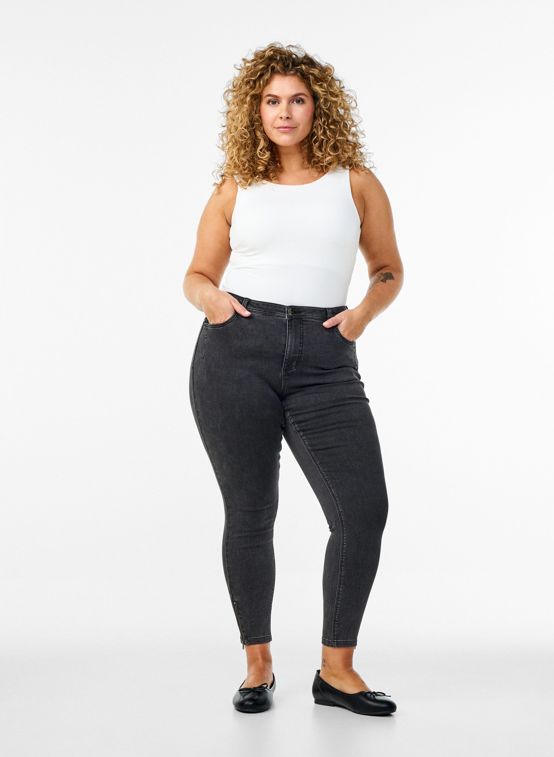 Cropped Amy jeans with a zip, Grey, Model