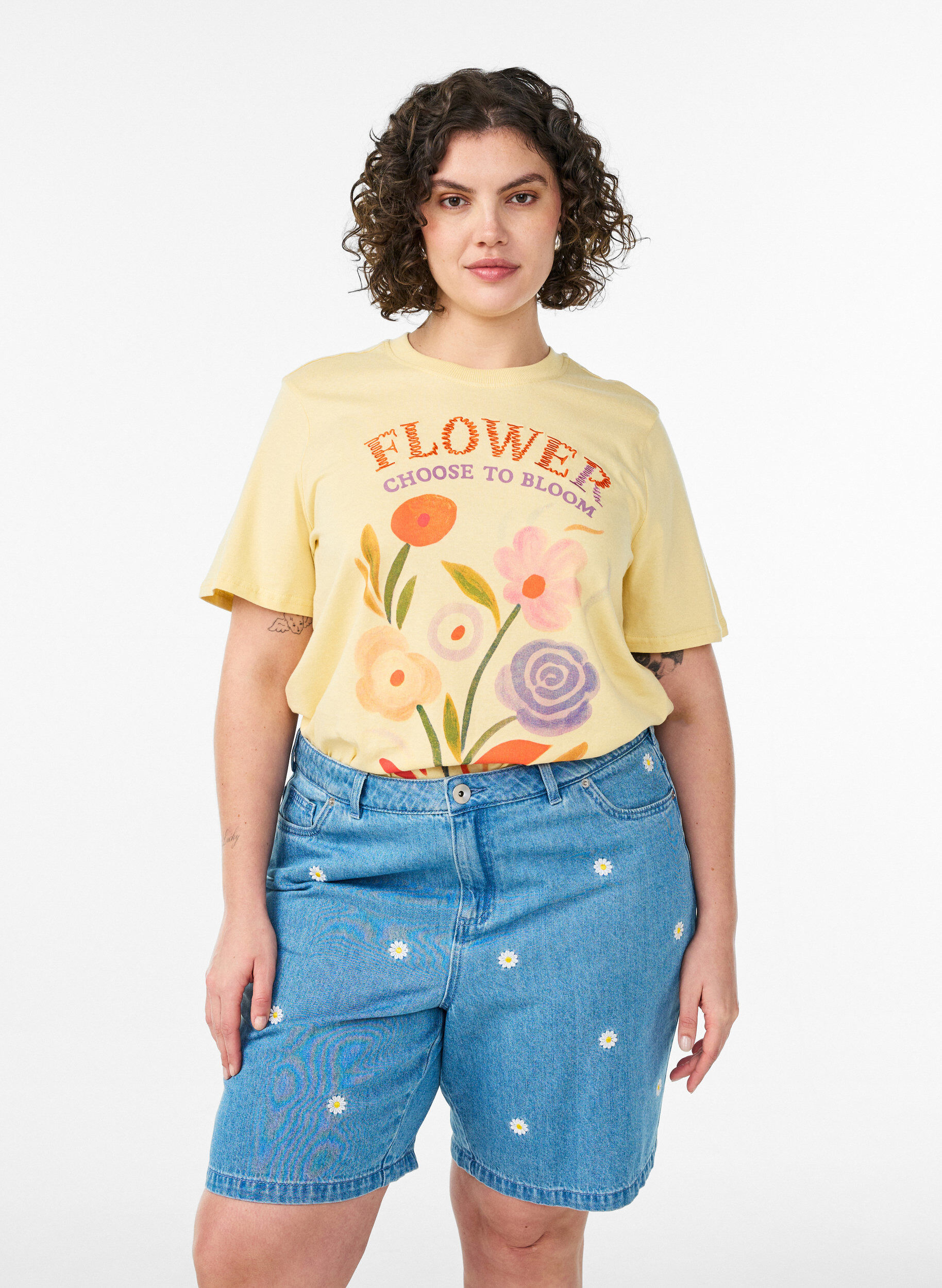 Zizzifashion High-waisted denim shorts with floral embroidery, Light Blue, Model image number 0