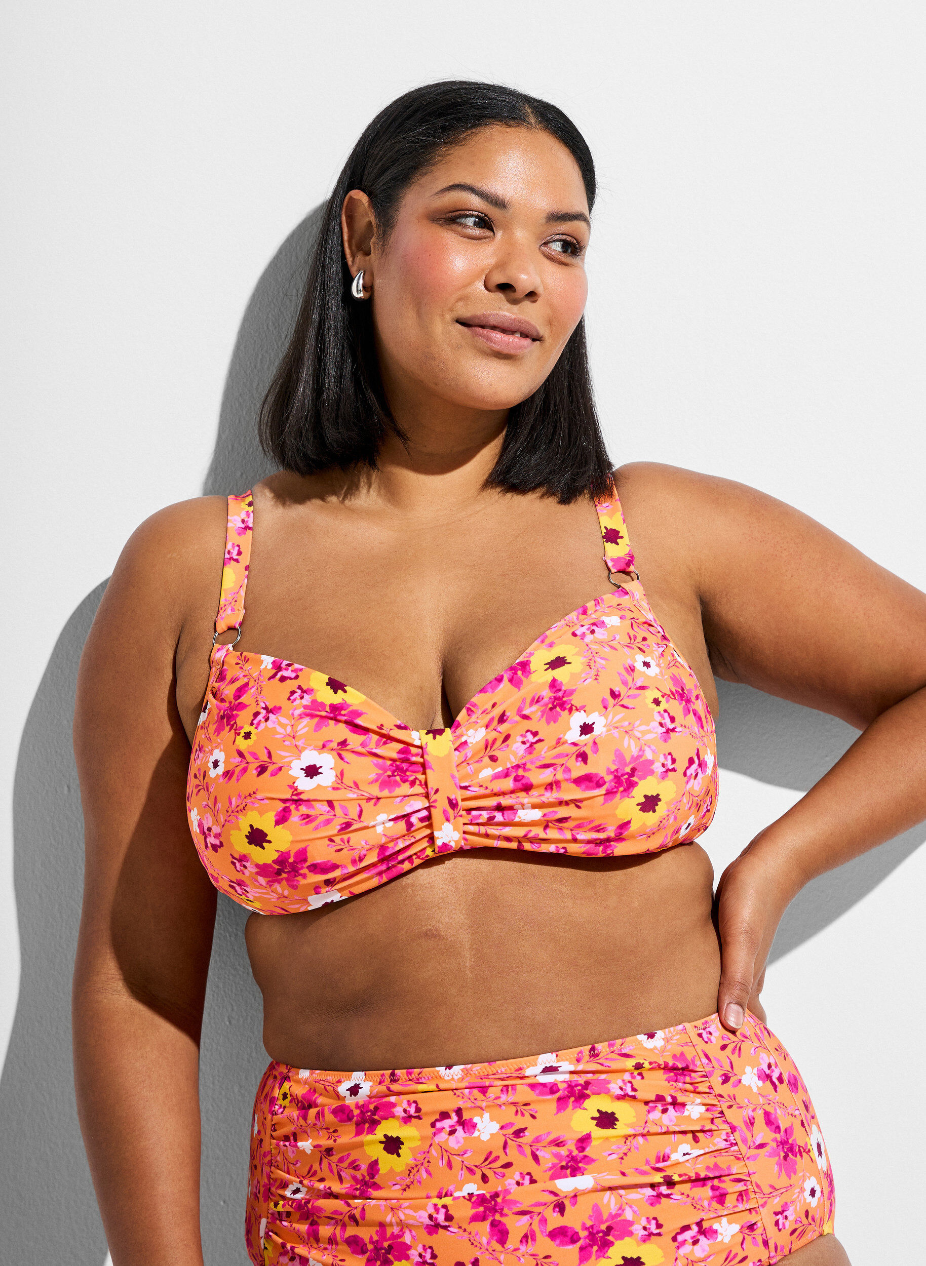 Bikini top with underwire and pattern, Orange, Model
