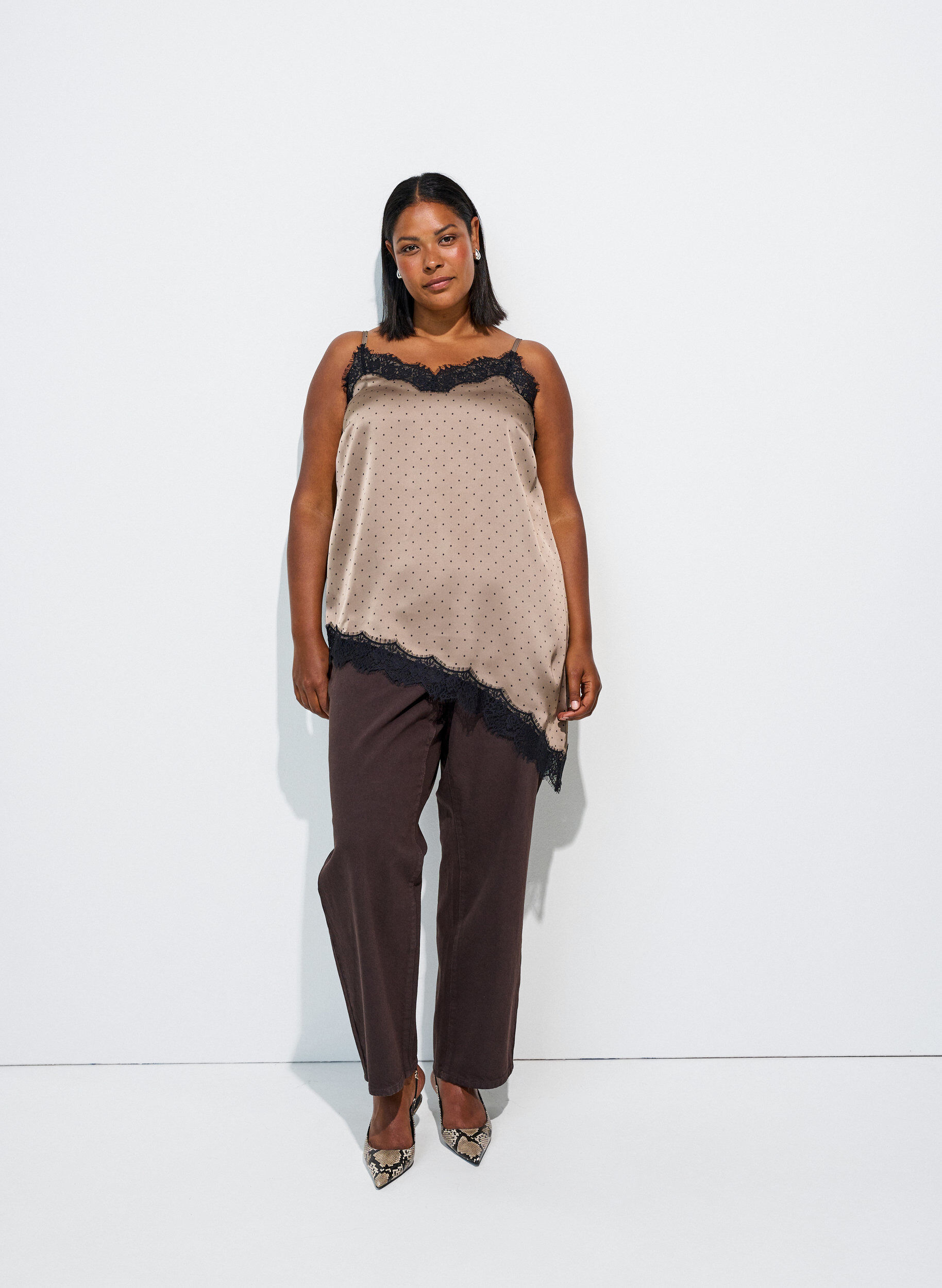 Zizzifashion Strappy top with lace and an asymmetrical hem, Beige, Model image number 1