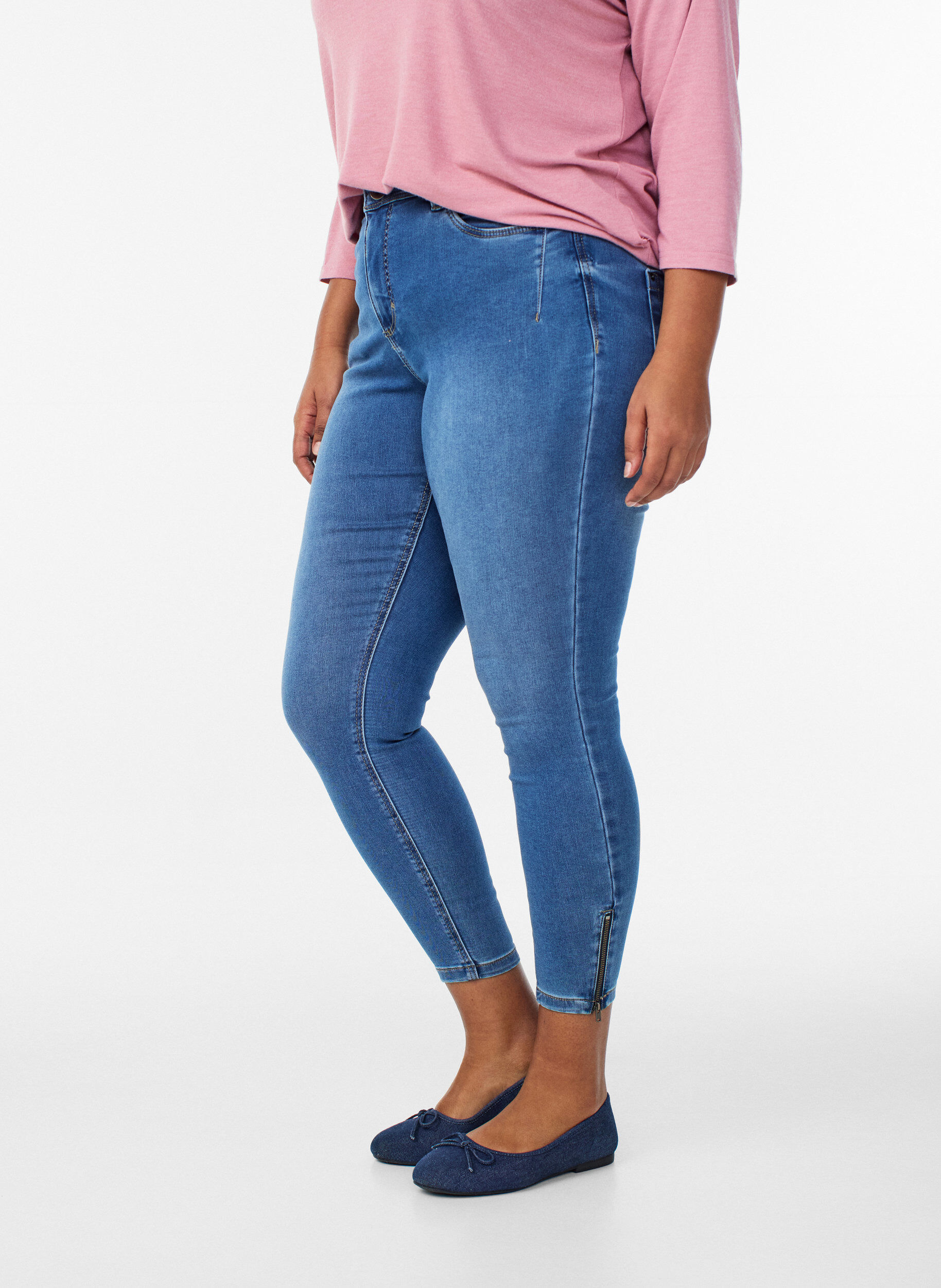 Zizzifashion Cropped Amy jeans with zipper detail, Blue, Model image number 2
