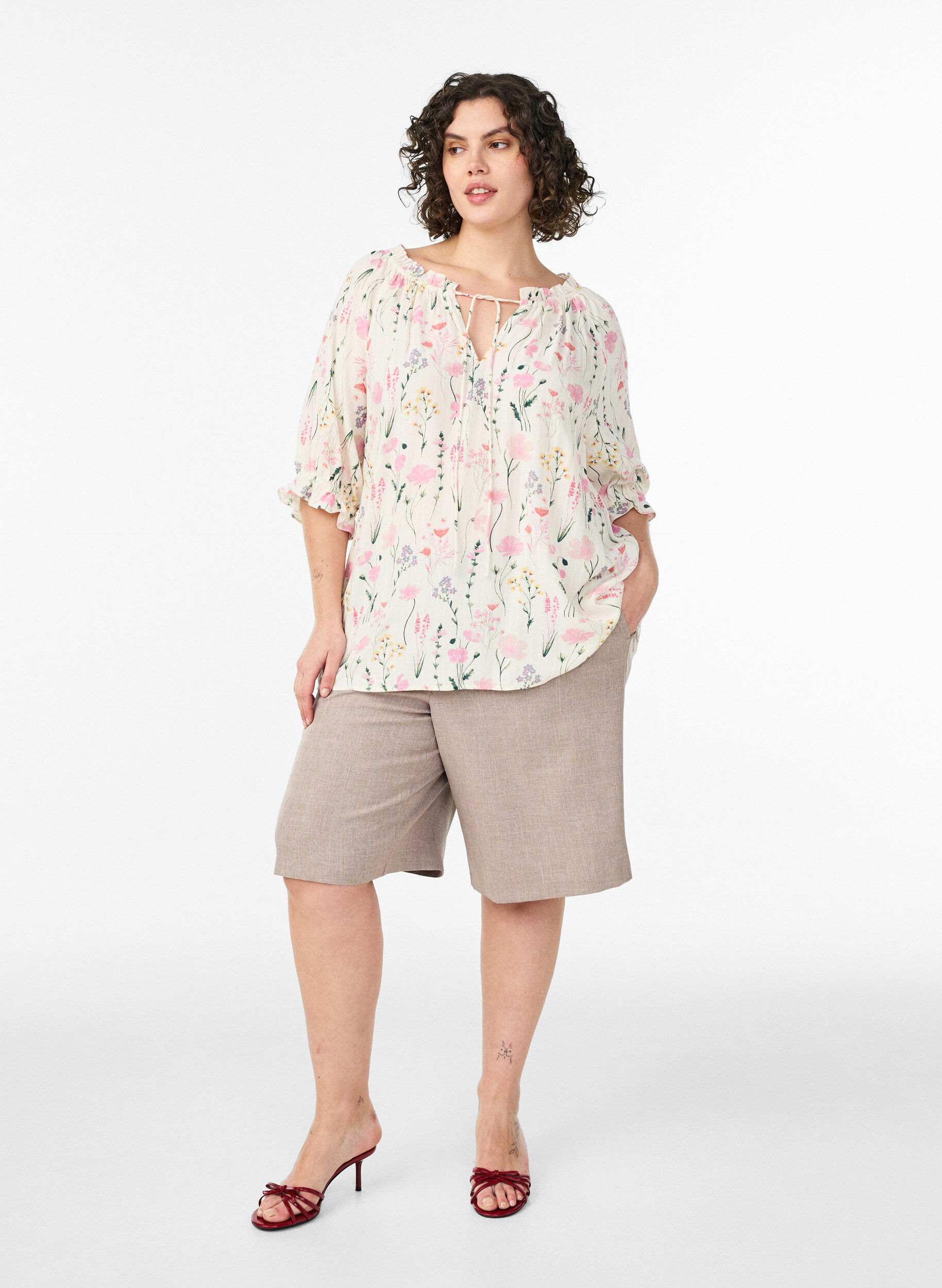 Zizzifashion Floral viscose blouse with half-length sleeves, Vanilla, Model image number 1