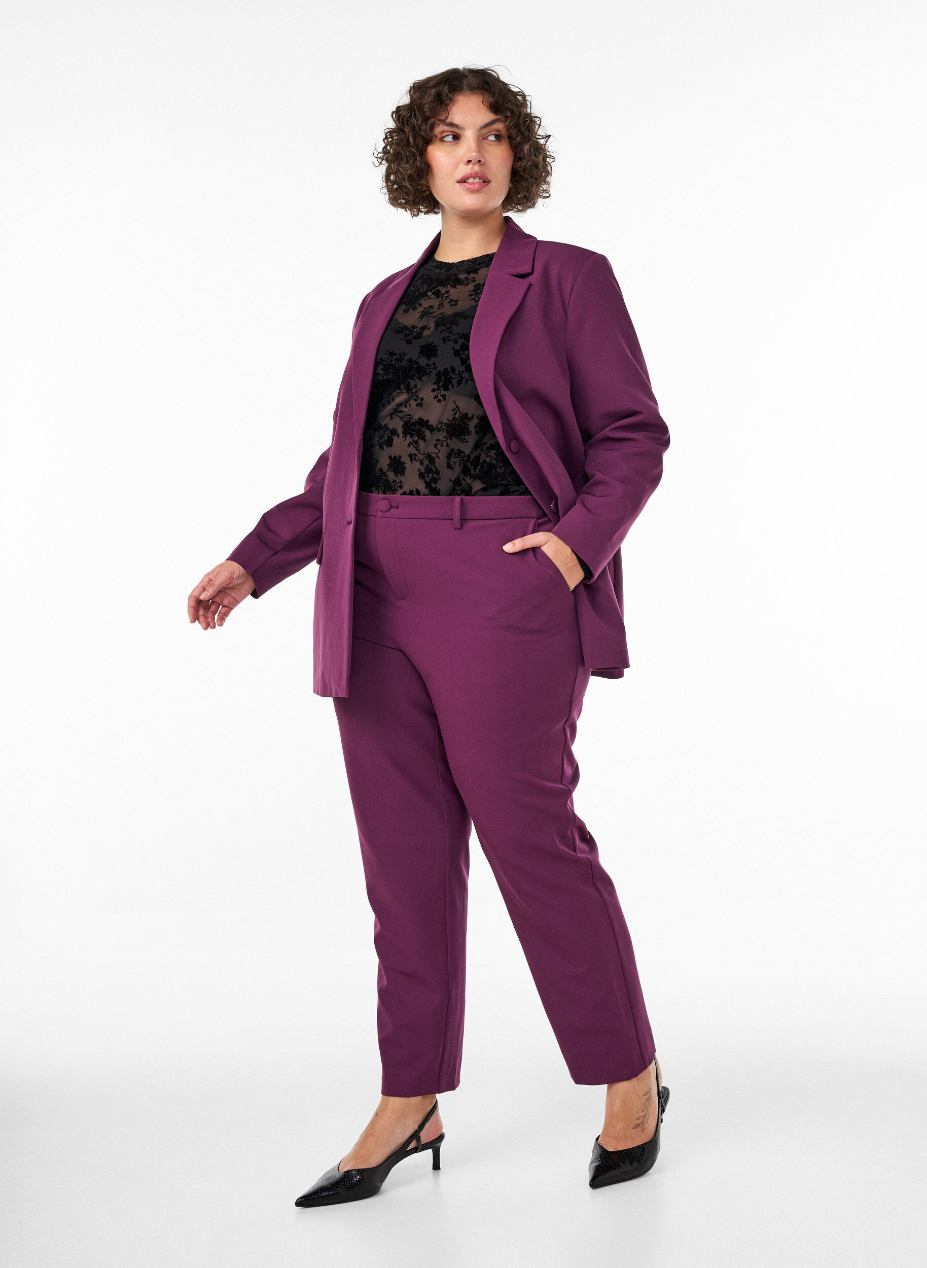 Trousers with pockets and straight legs, Purple, Model