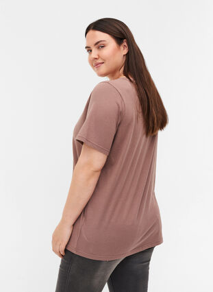 Organic cotton T-shirt with V-neckline, Deep Taupe, Model image number 1