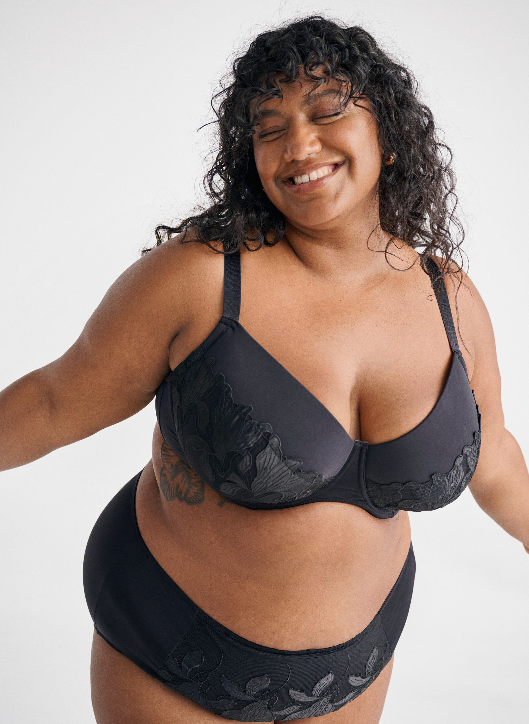 Zizzifashion Padded bra with embroidered floral detail, Black, Image image number 0