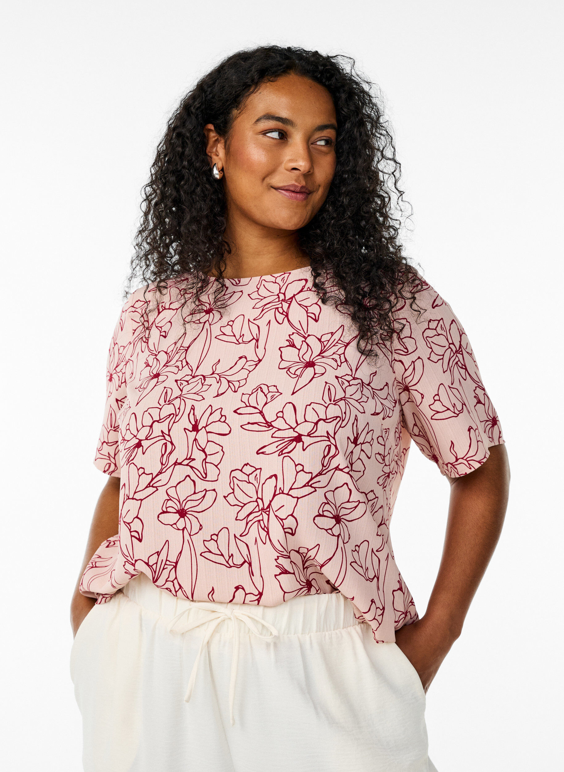 Short-sleeved blouse with round neck, Rose, Model