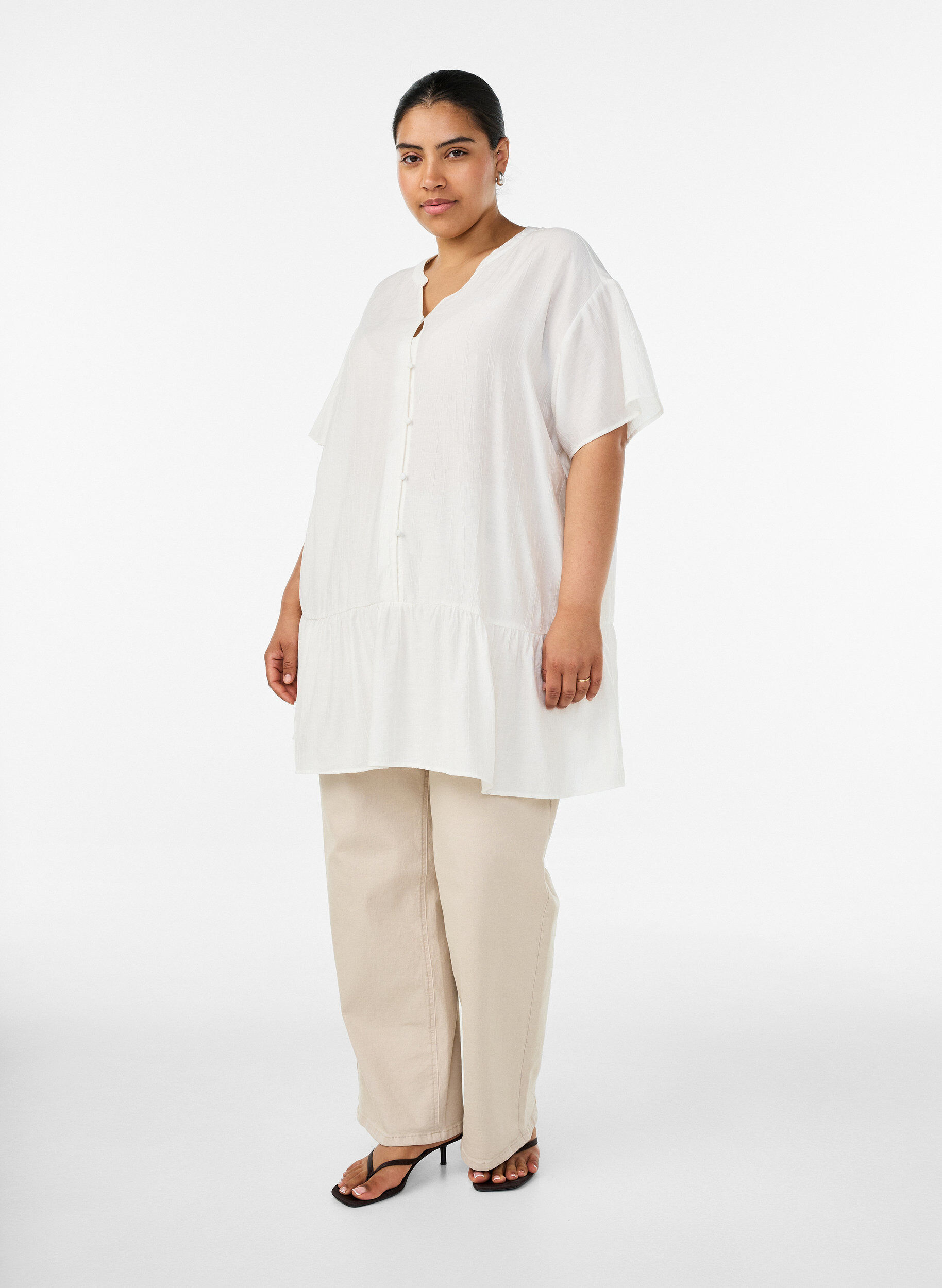 Zizzifashion Loose tunic with crinkled texture and ruffle hem, Vanilla, Model image number 1