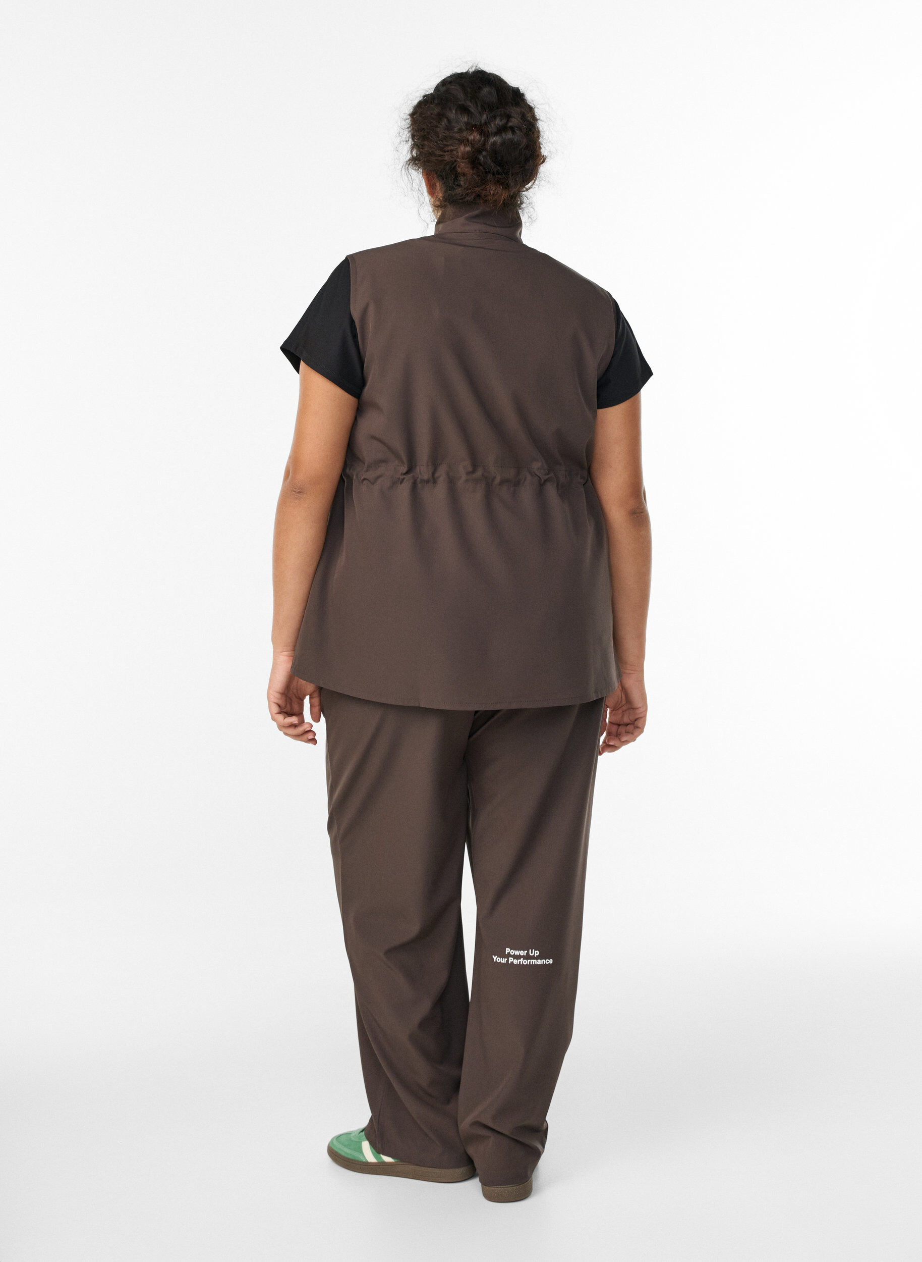 Sporty trousers with a high waist and straight legs, Brown, Model