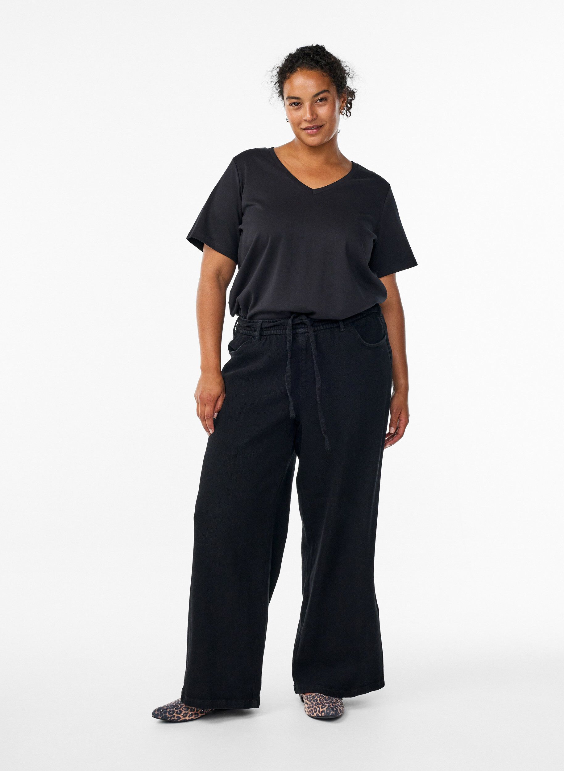 Loose-fit jeans with an elasticated waistband and a drawstring, Black, Model