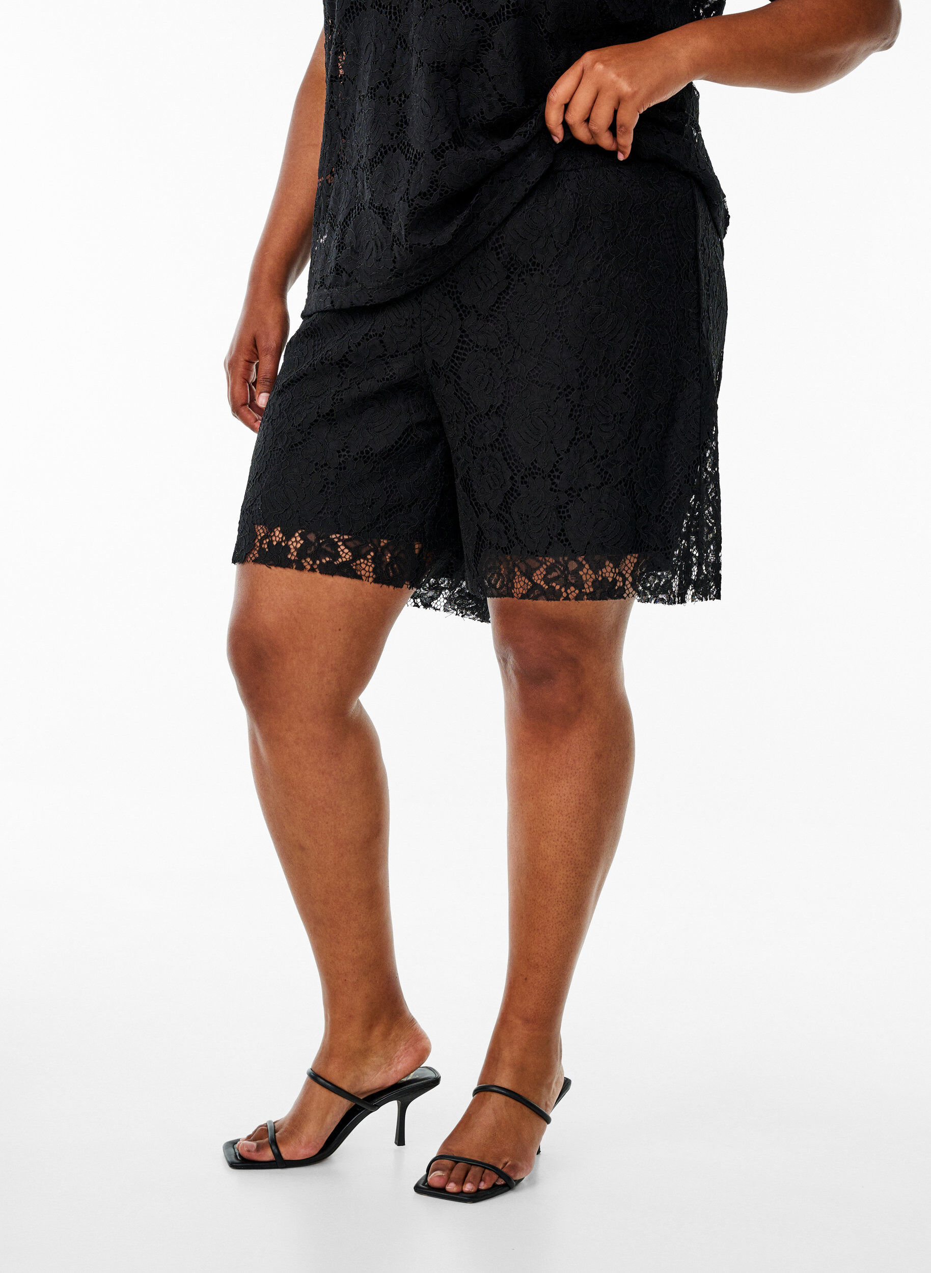 Zizzifashion Loose lace shorts, Black, Model image number 3