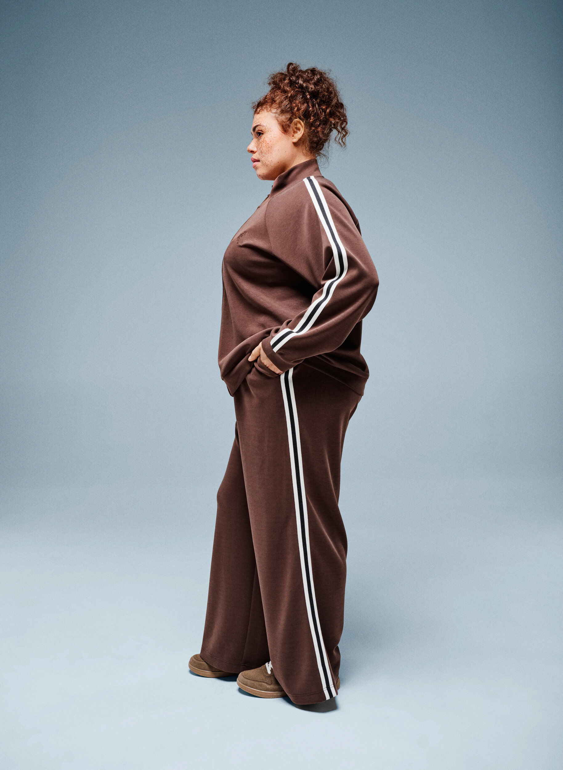 Loose training trousers with a high waist and stripe detail