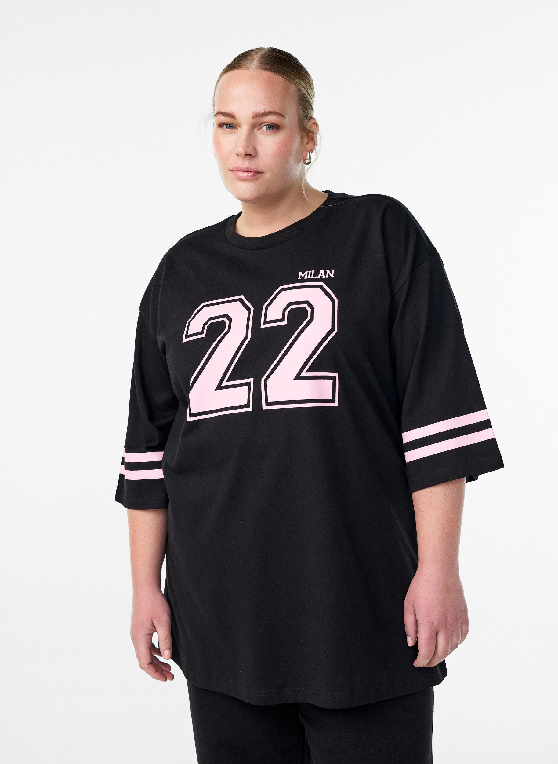 Oversized college T-shirt with 3/4 sleeves, Black, Model