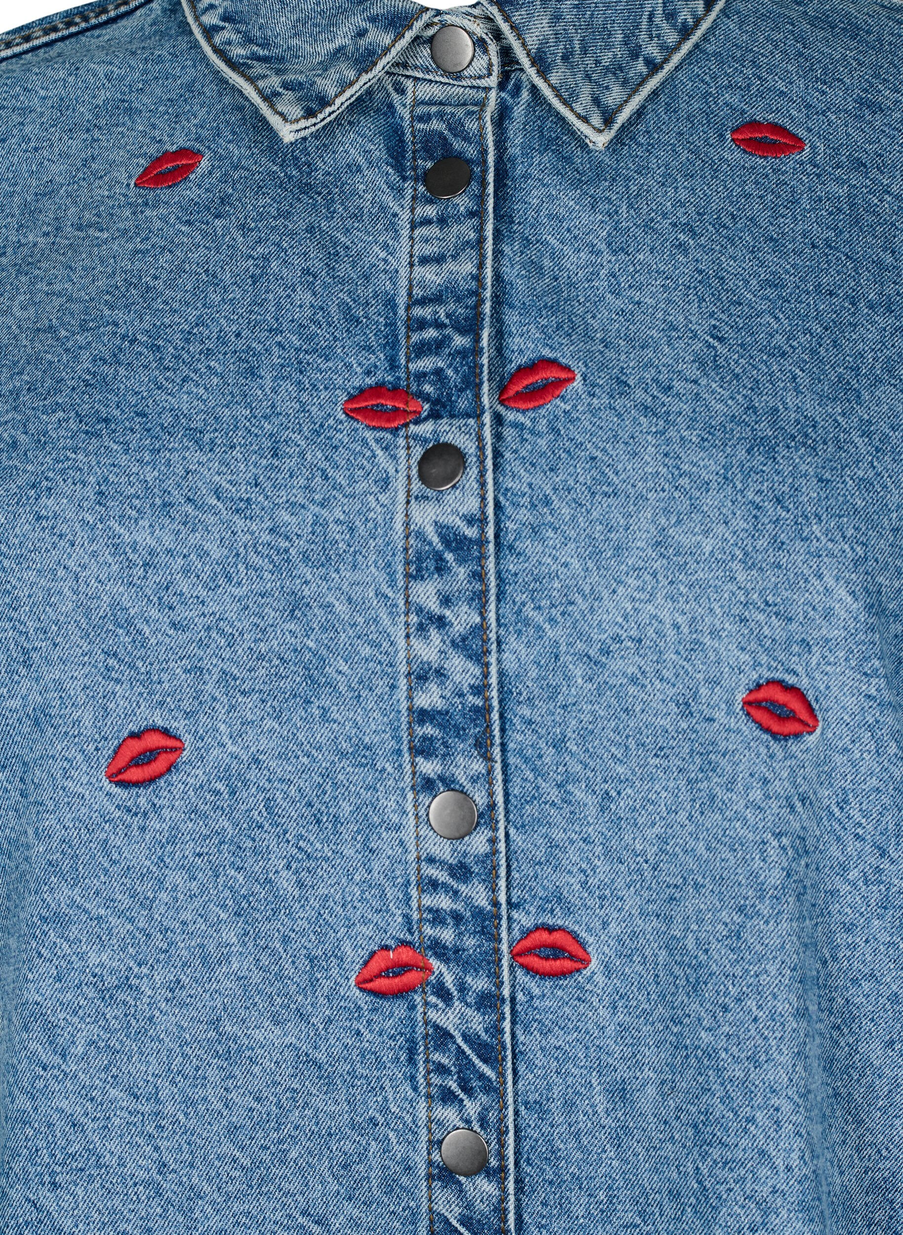 Zizzifashion Loose denim shirt with embroidered lips, Light Blue Kiss, Packshot image number 2