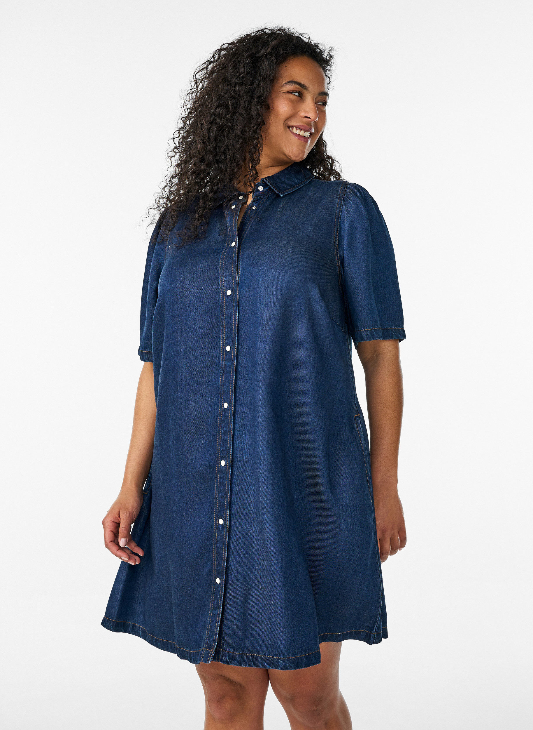 Zizzifashion Denim dress in lyocell with buttons and short sleeves, Blue, Model image number 1