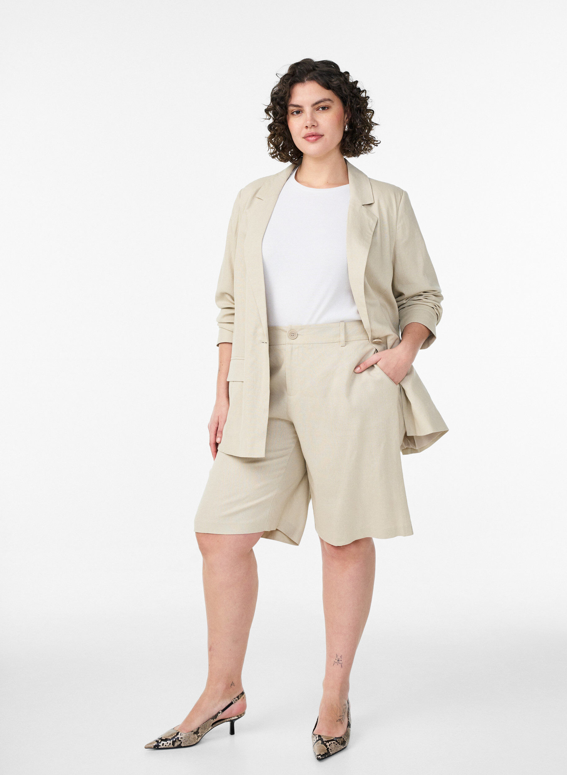 Zizzifashion High-waisted Bermuda shorts in linen and viscose, Beige, Model image number 1