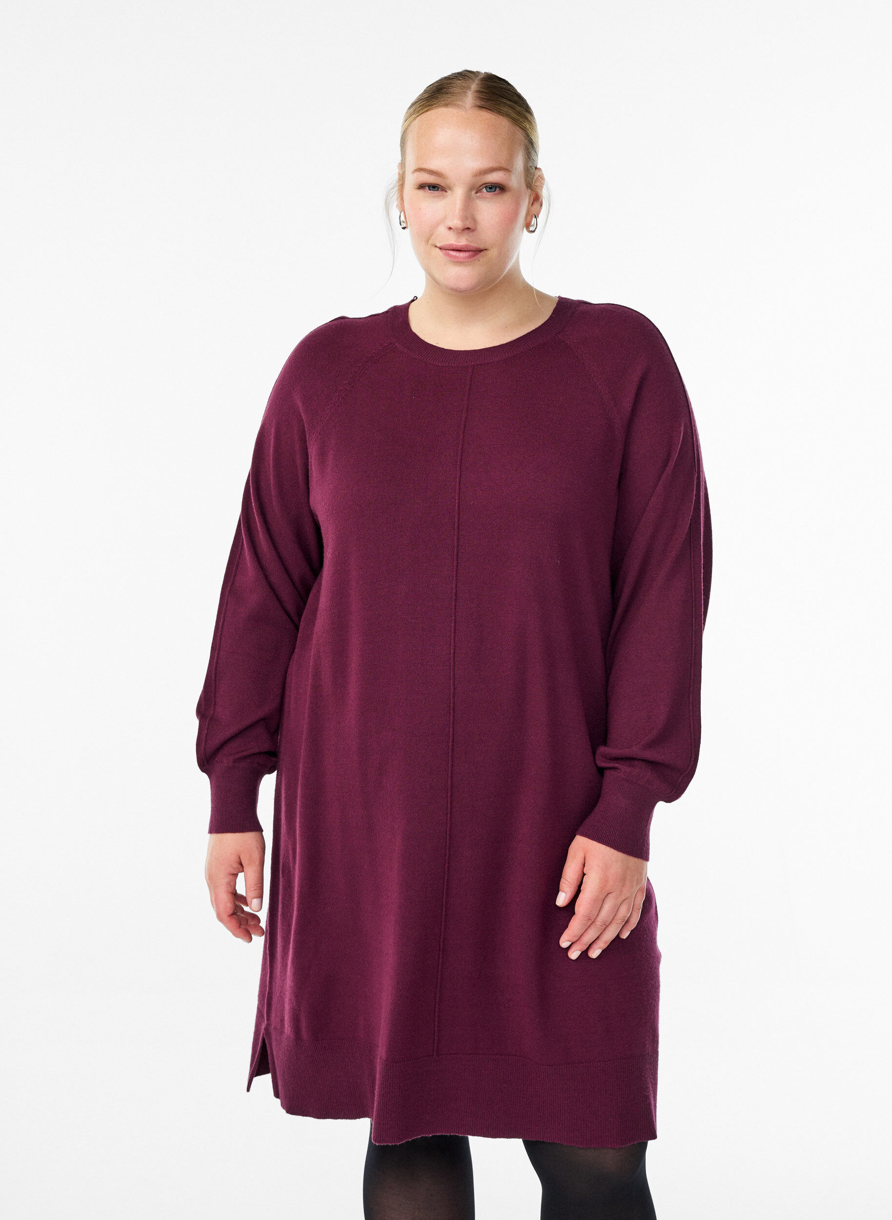 Short knitted dress with raglan sleeves and a centre seam, Dark Bordeaux, Model