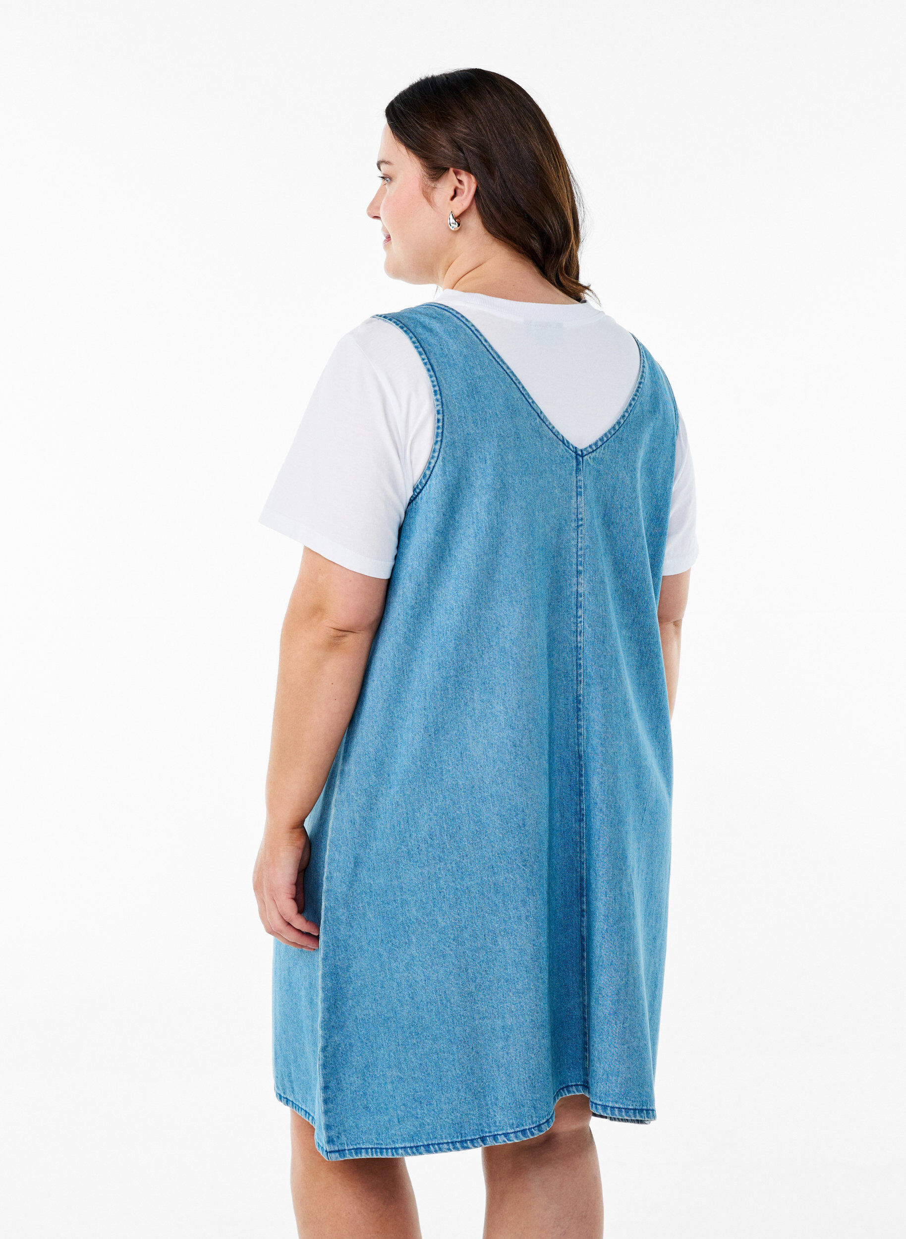 Zizzifashion Denim pinafore with V-neckline, Light Blue, Model image number 2