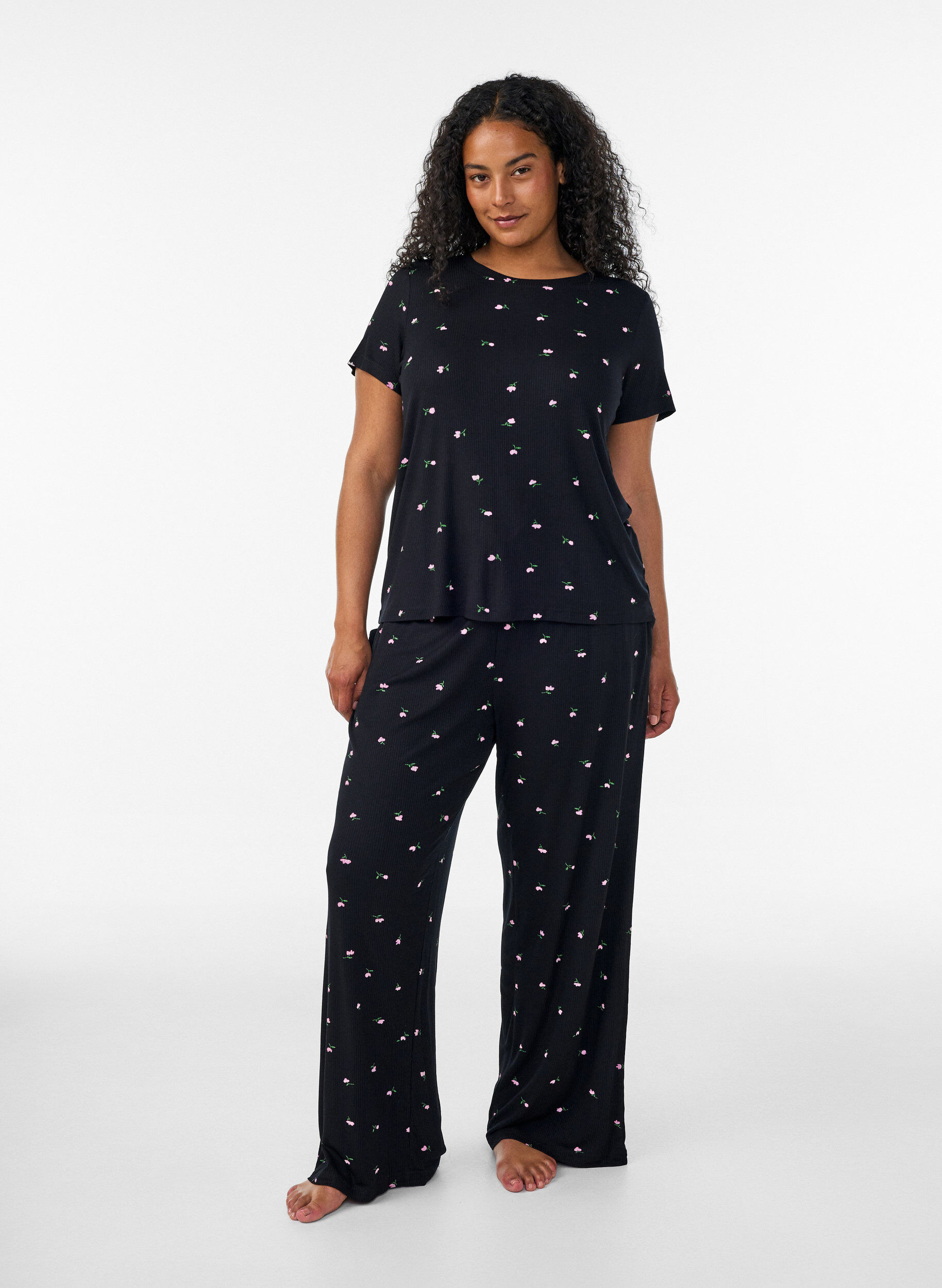 Pyjama bottoms with ribbed texture and floral print, Black, Model