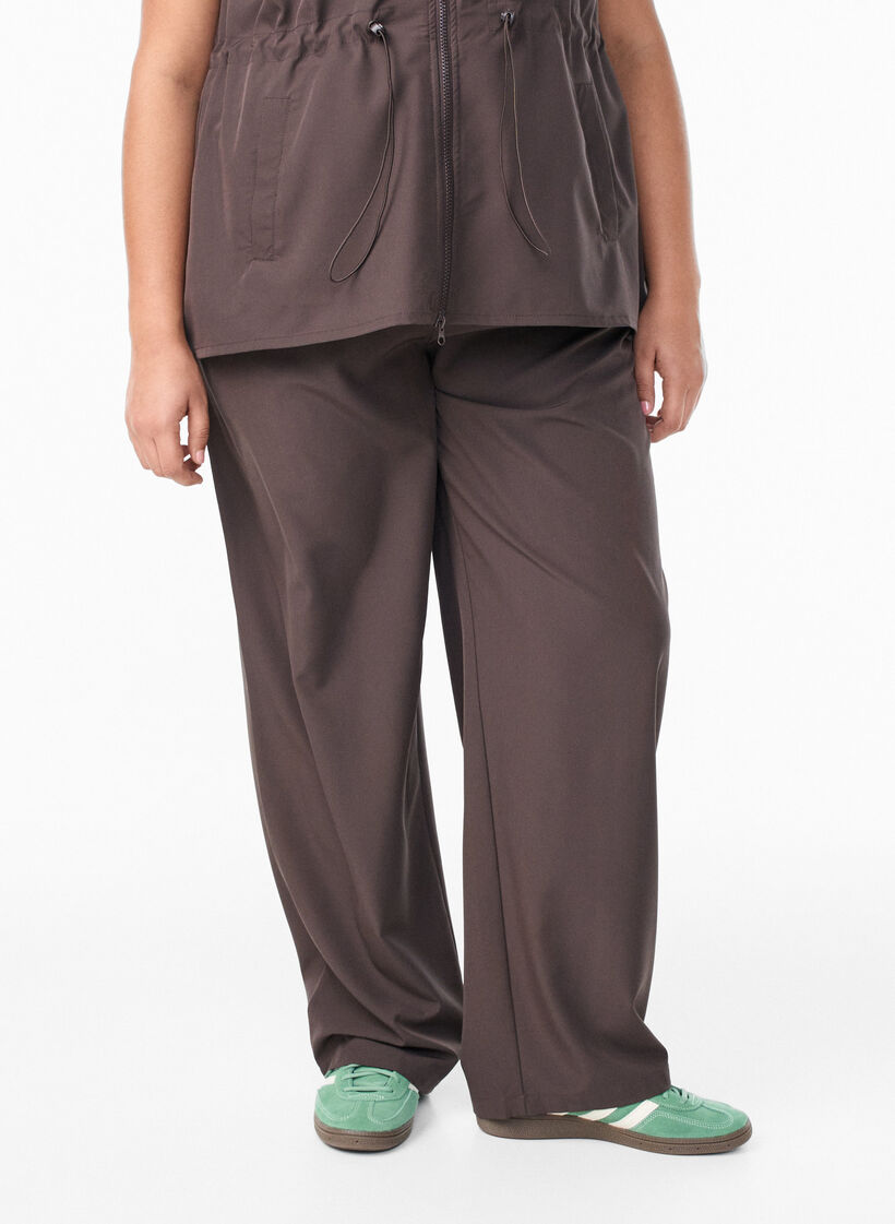 Sporty trousers with a high waist and straight legs, Brown, Model