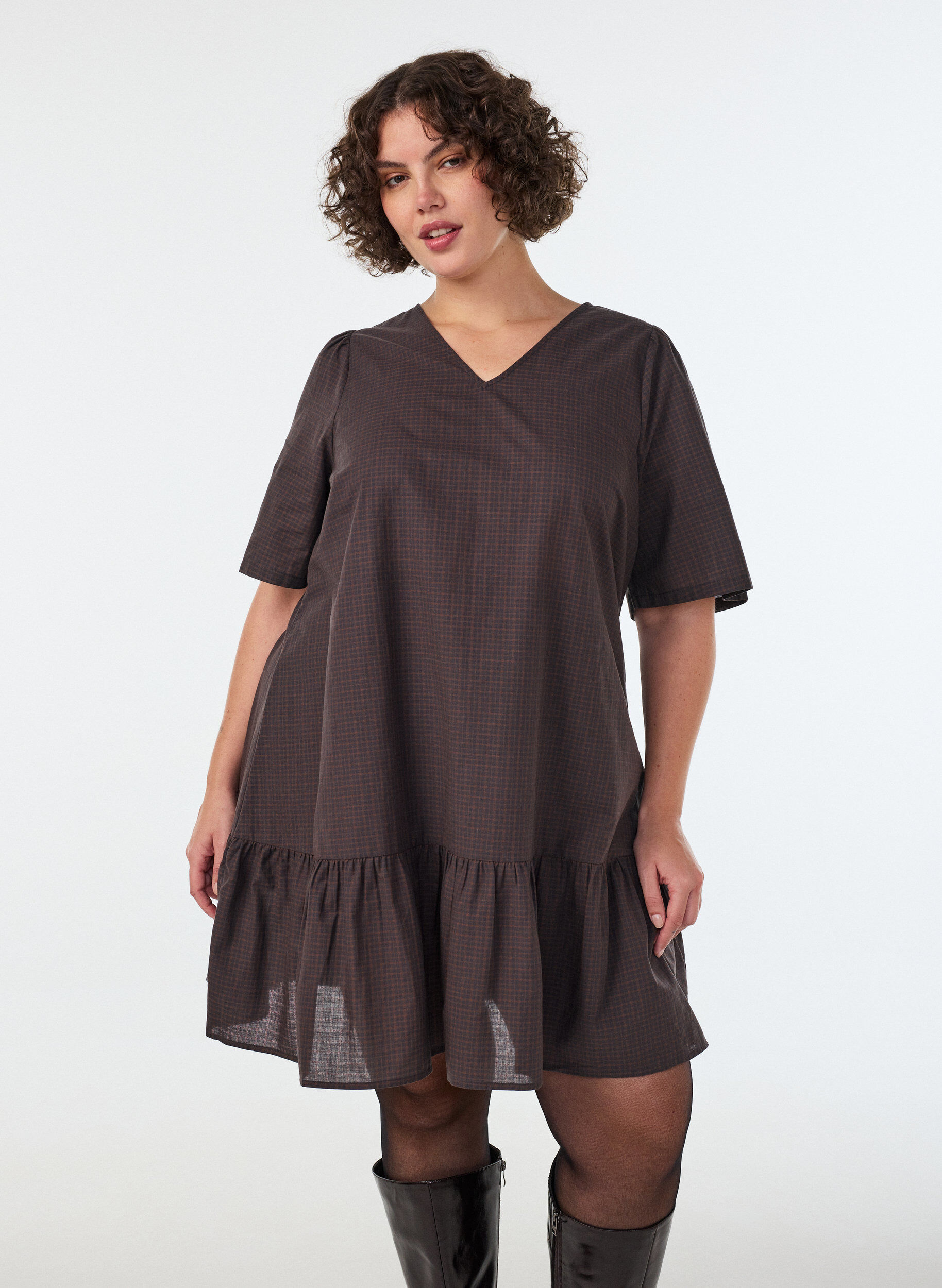 Short checked dress with ruffle hem, Brown, Model