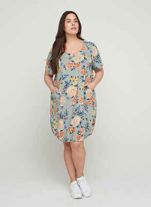 Short-sleeved viscose dress with print, Light Blue Flower, Model image number 3