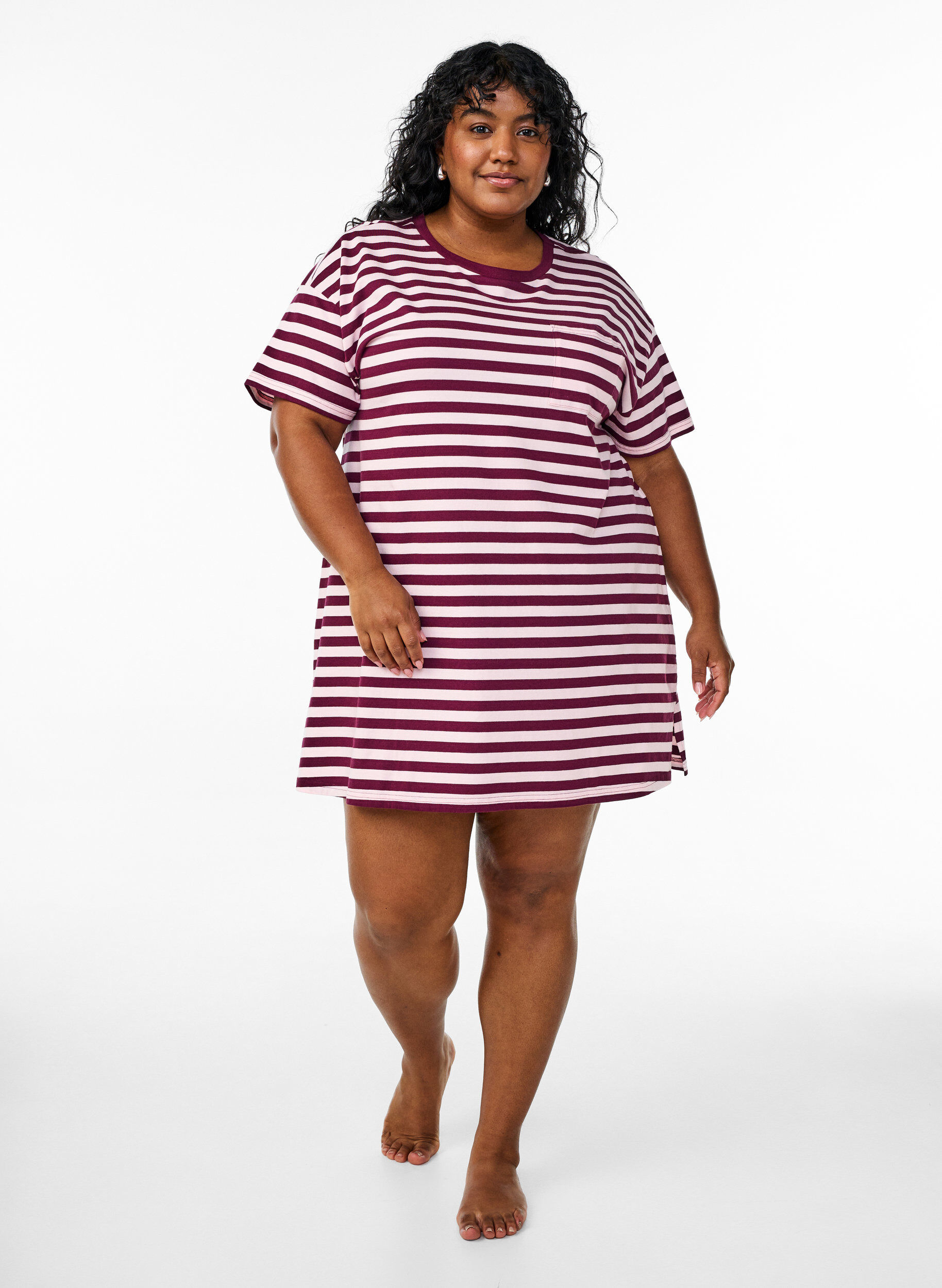 Zizzifashion Long night t-shirt in organic cotton with stripes, Red, Model image number 1