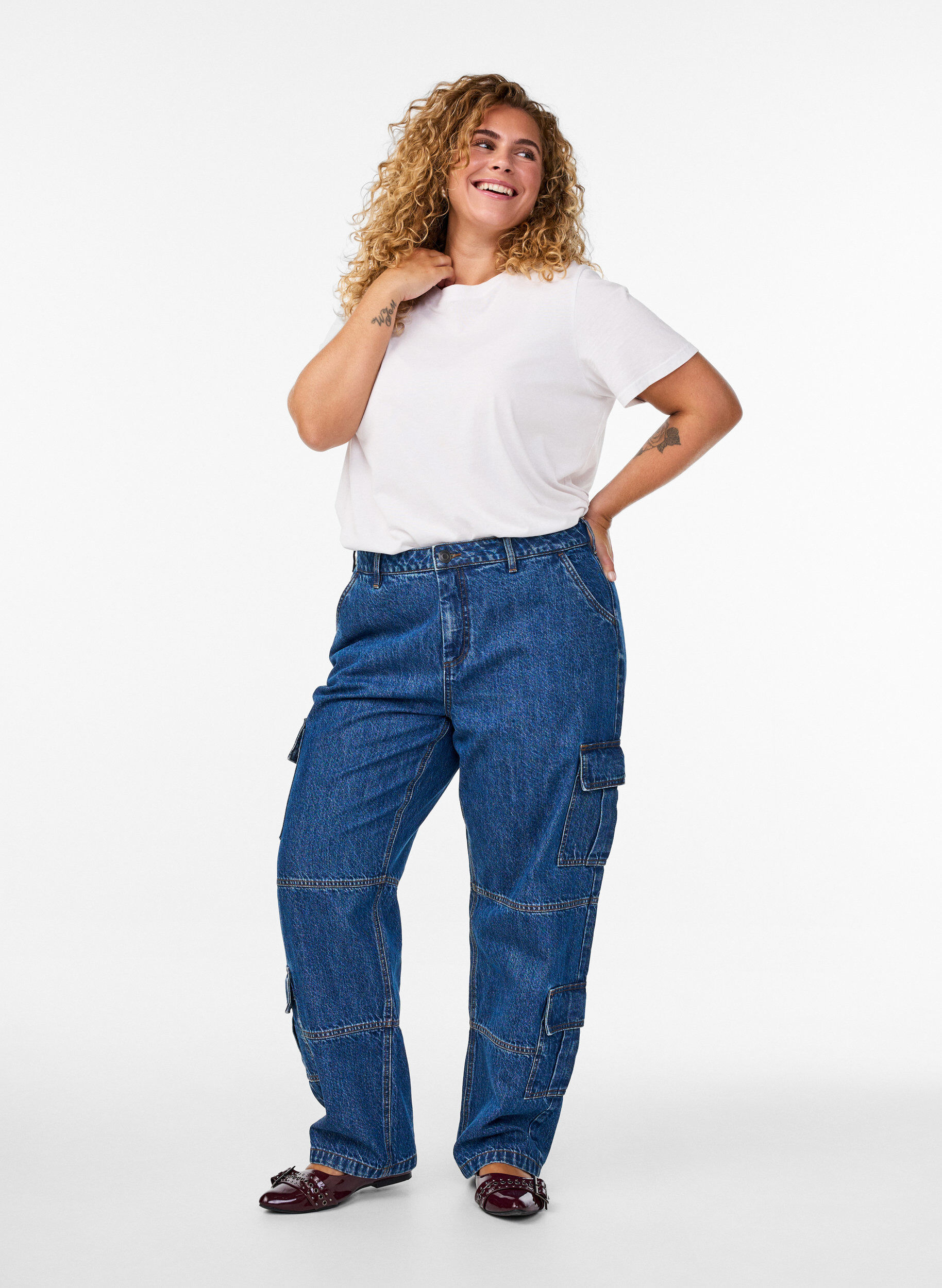 High-waisted cargo jeans, Blue, Model